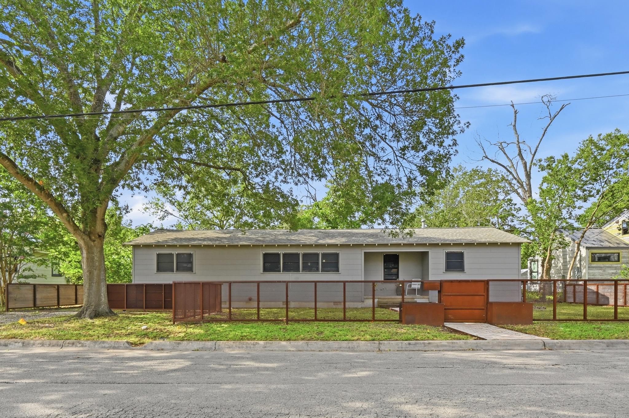820 Bois D'Arc St, Lockhart, TX 78644