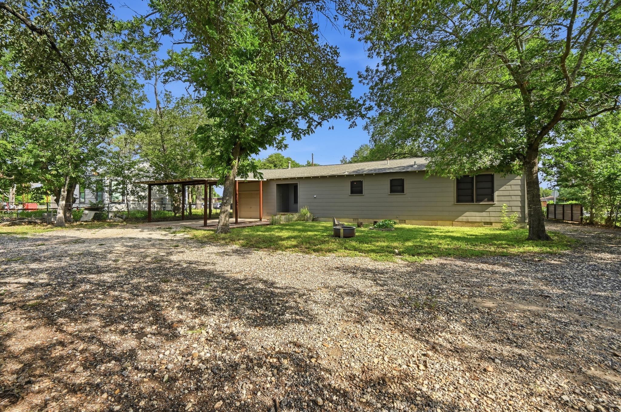 820 Bois D'Arc St, Lockhart, TX 78644