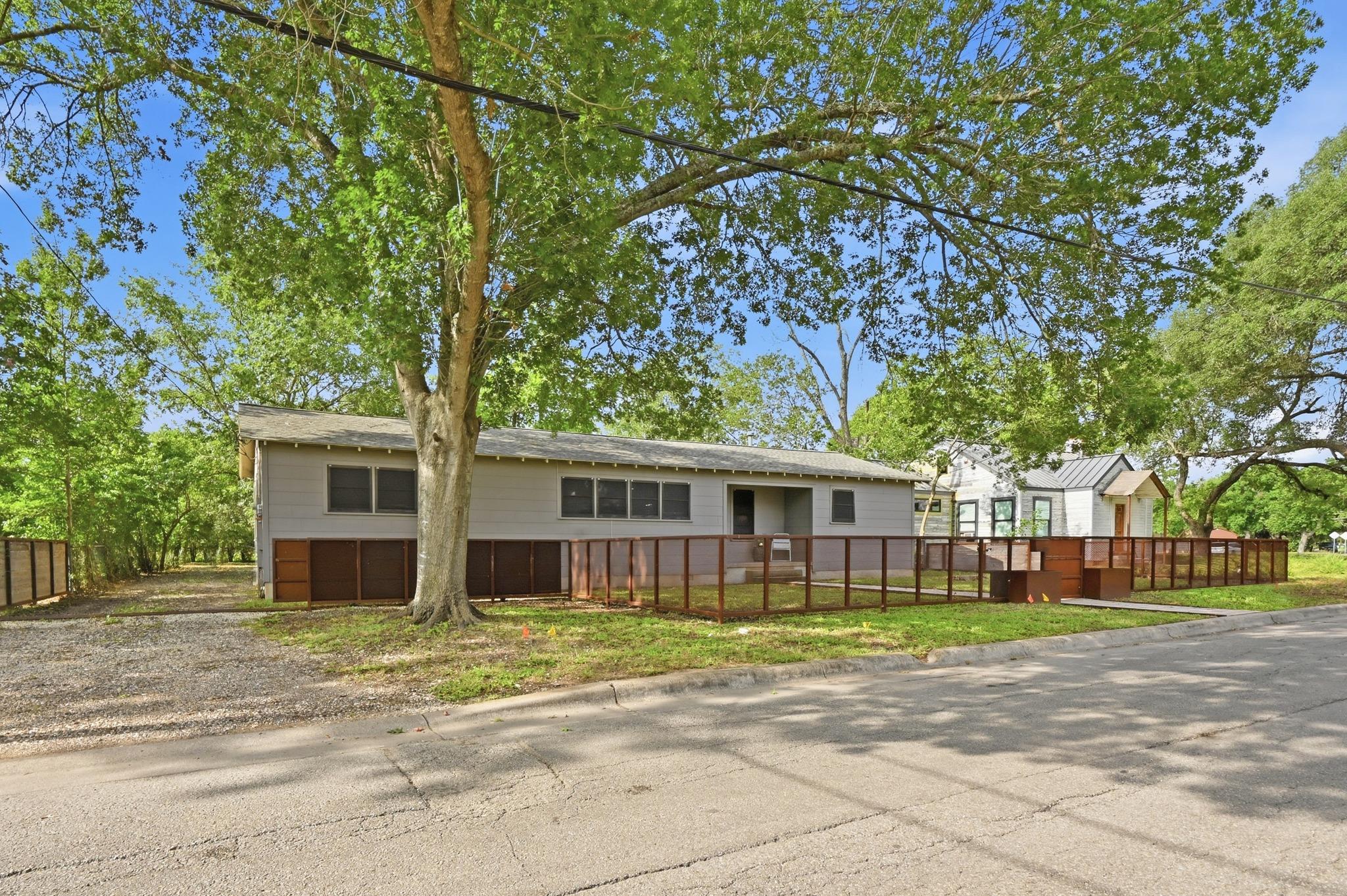 820 Bois D'Arc St, Lockhart, TX 78644