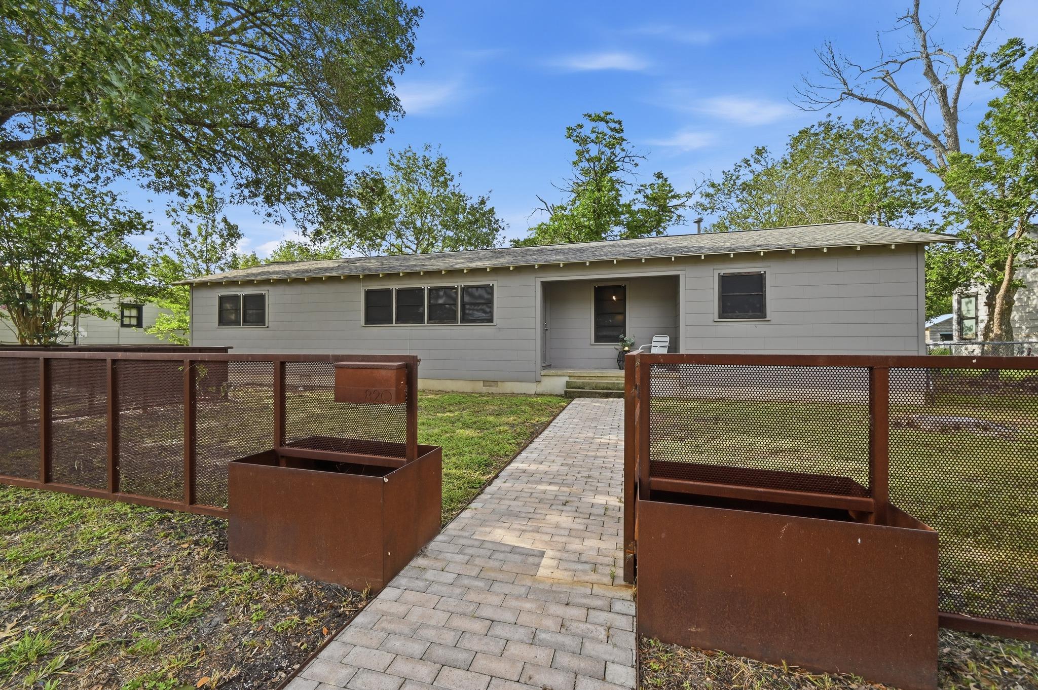 820 Bois D'Arc St, Lockhart, TX 78644