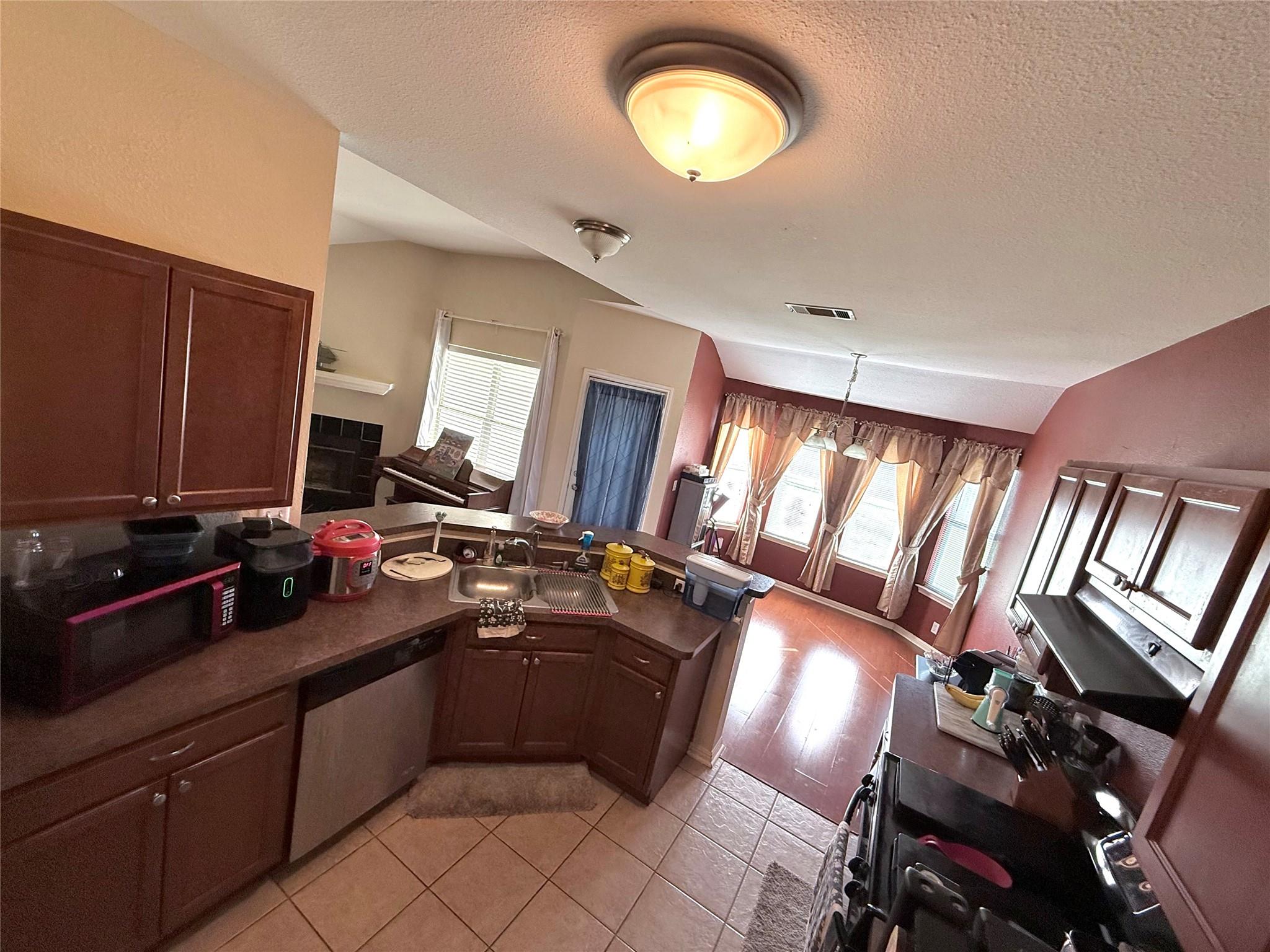 411 Estate Dr, Hutto, TX 78634