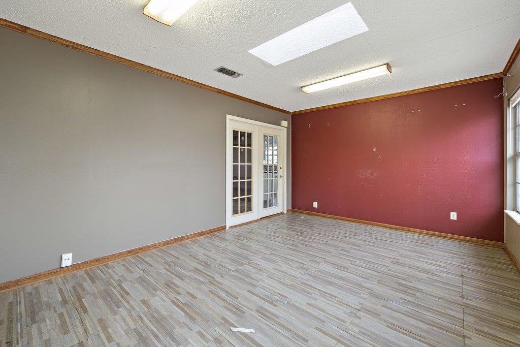 2204 Smith Ave, Taylor, TX 76574