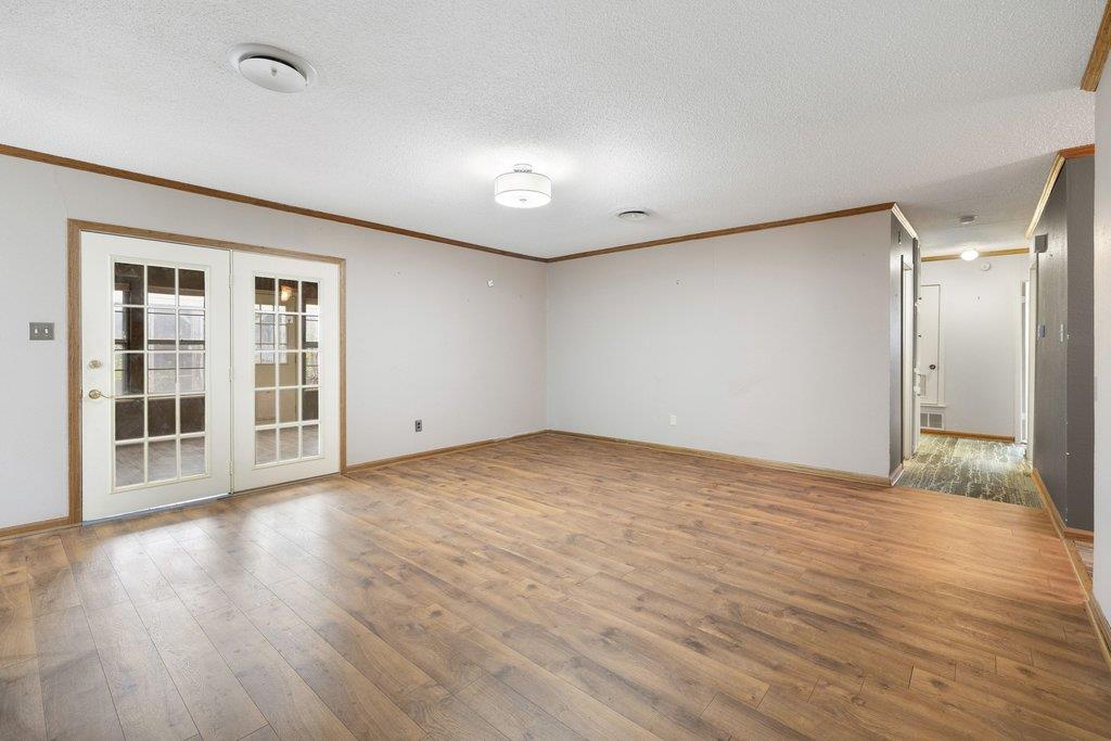 2204 Smith Ave, Taylor, TX 76574
