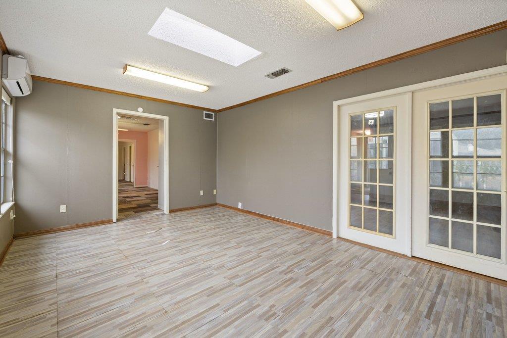 2204 Smith Ave, Taylor, TX 76574