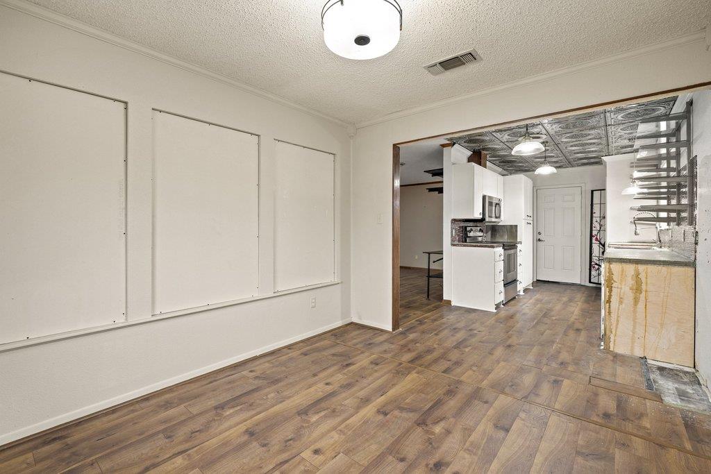 2204 Smith Ave, Taylor, TX 76574