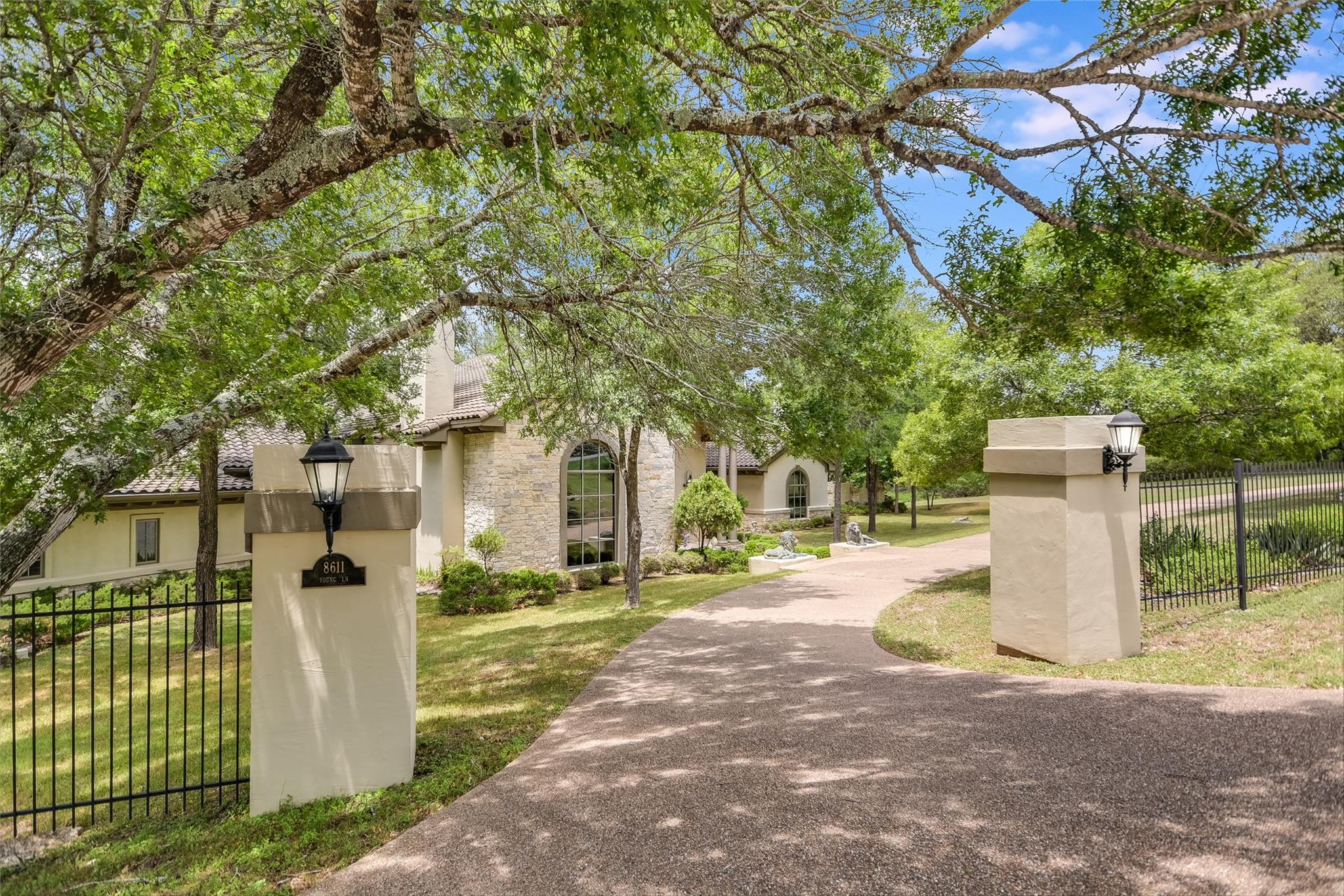 8611 Young Ln, Austin, TX 78737