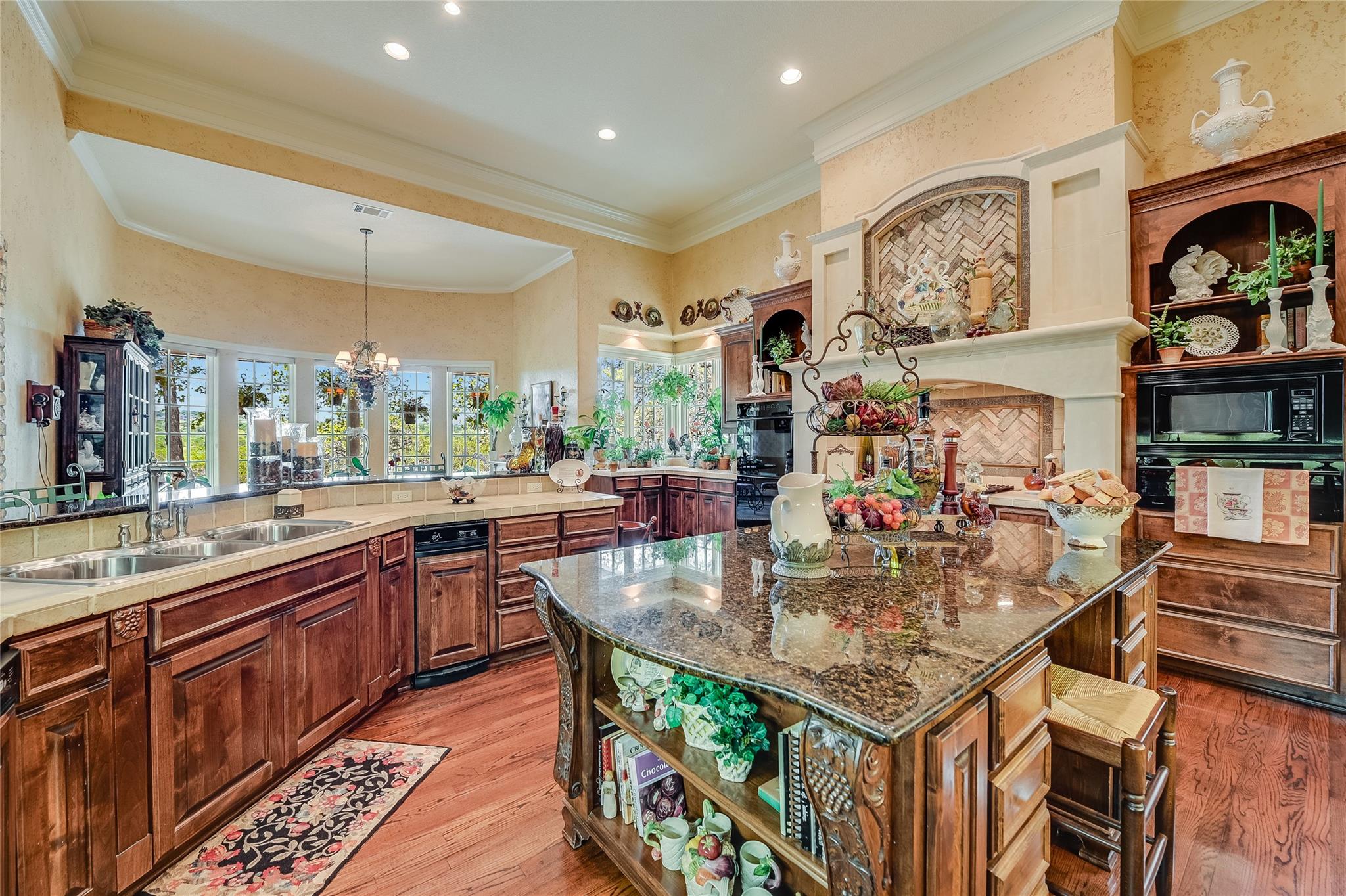 8611 Young Ln, Austin, TX 78737
