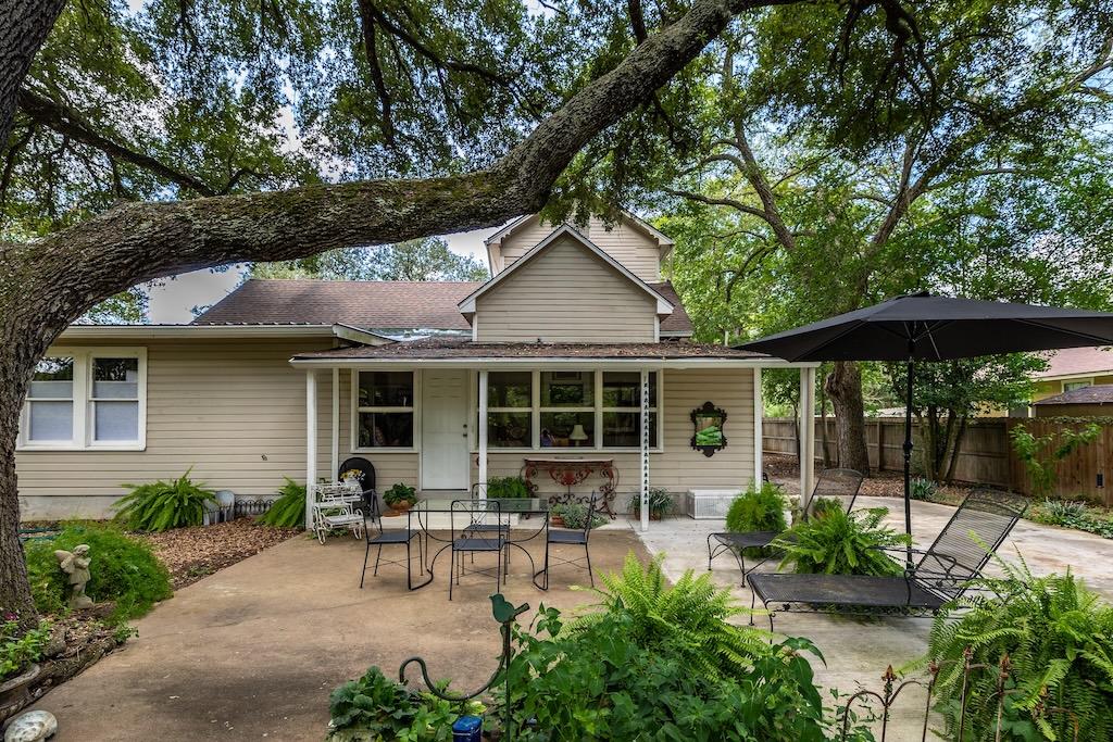 114 N College St, Gonzales, TX 78629