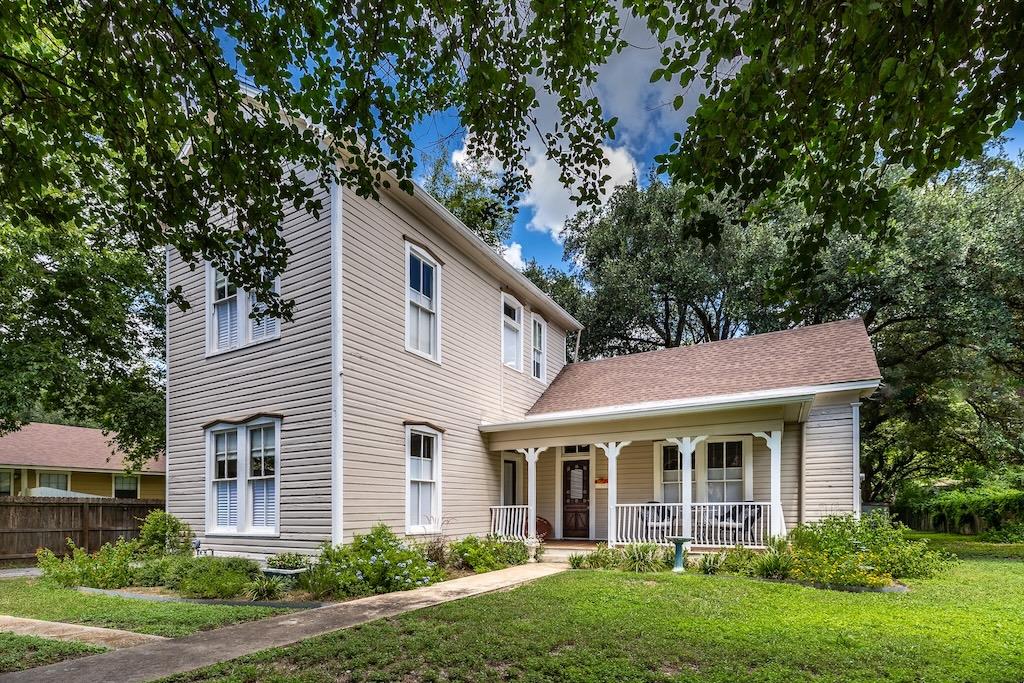 114 N College St, Gonzales, TX 78629