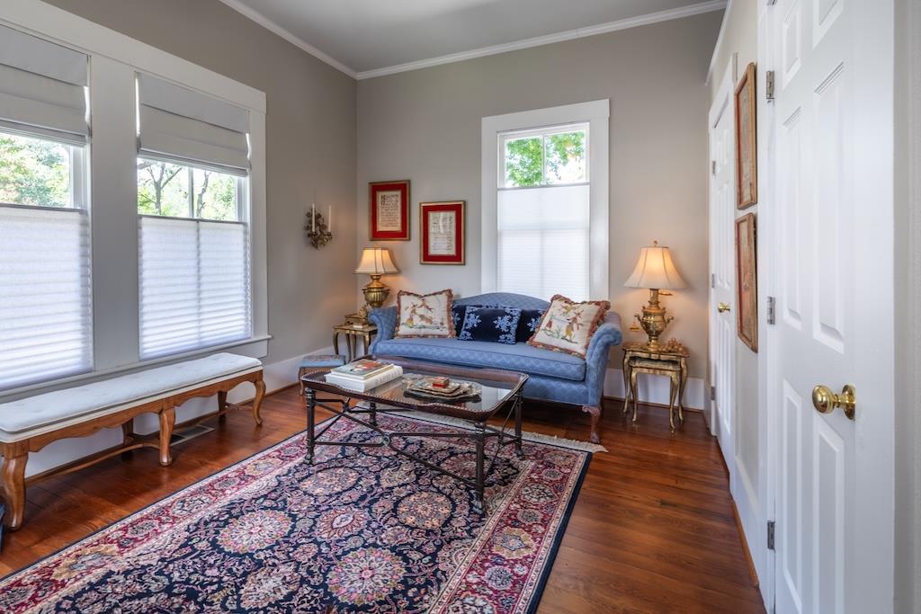 114 N College St, Gonzales, TX 78629