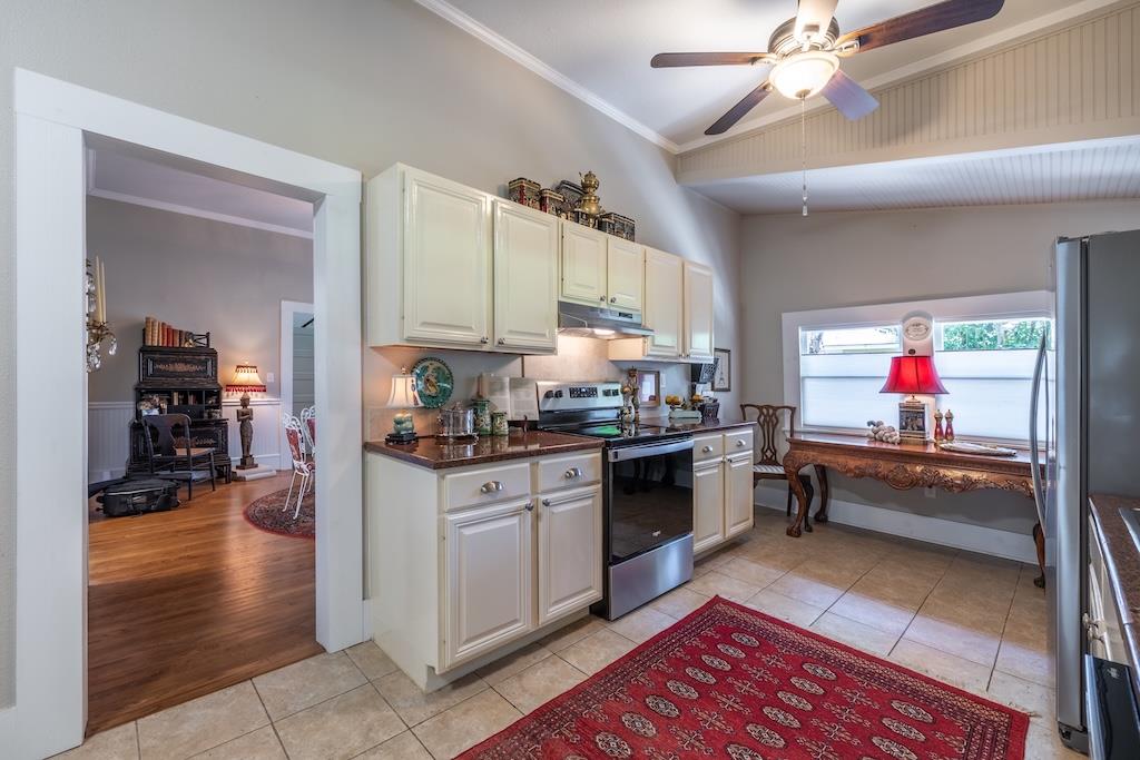 114 N College St, Gonzales, TX 78629