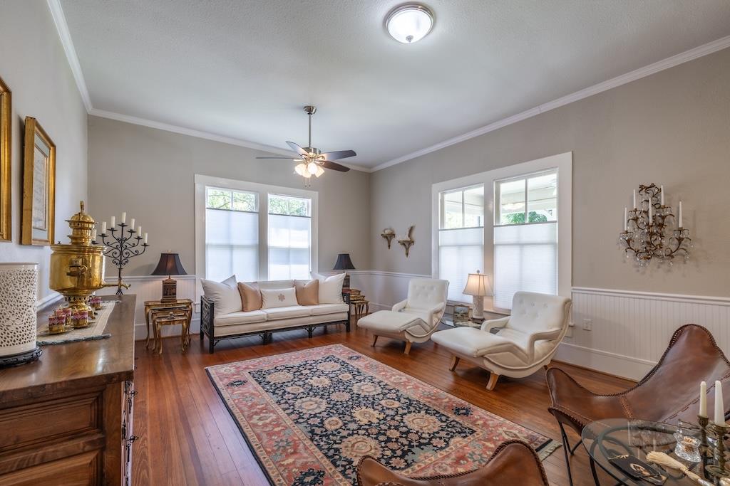 114 N College St, Gonzales, TX 78629