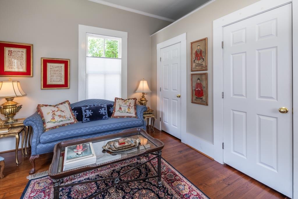 114 N College St, Gonzales, TX 78629