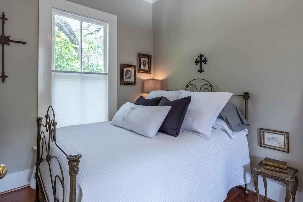 114 N College St, Gonzales, TX 78629