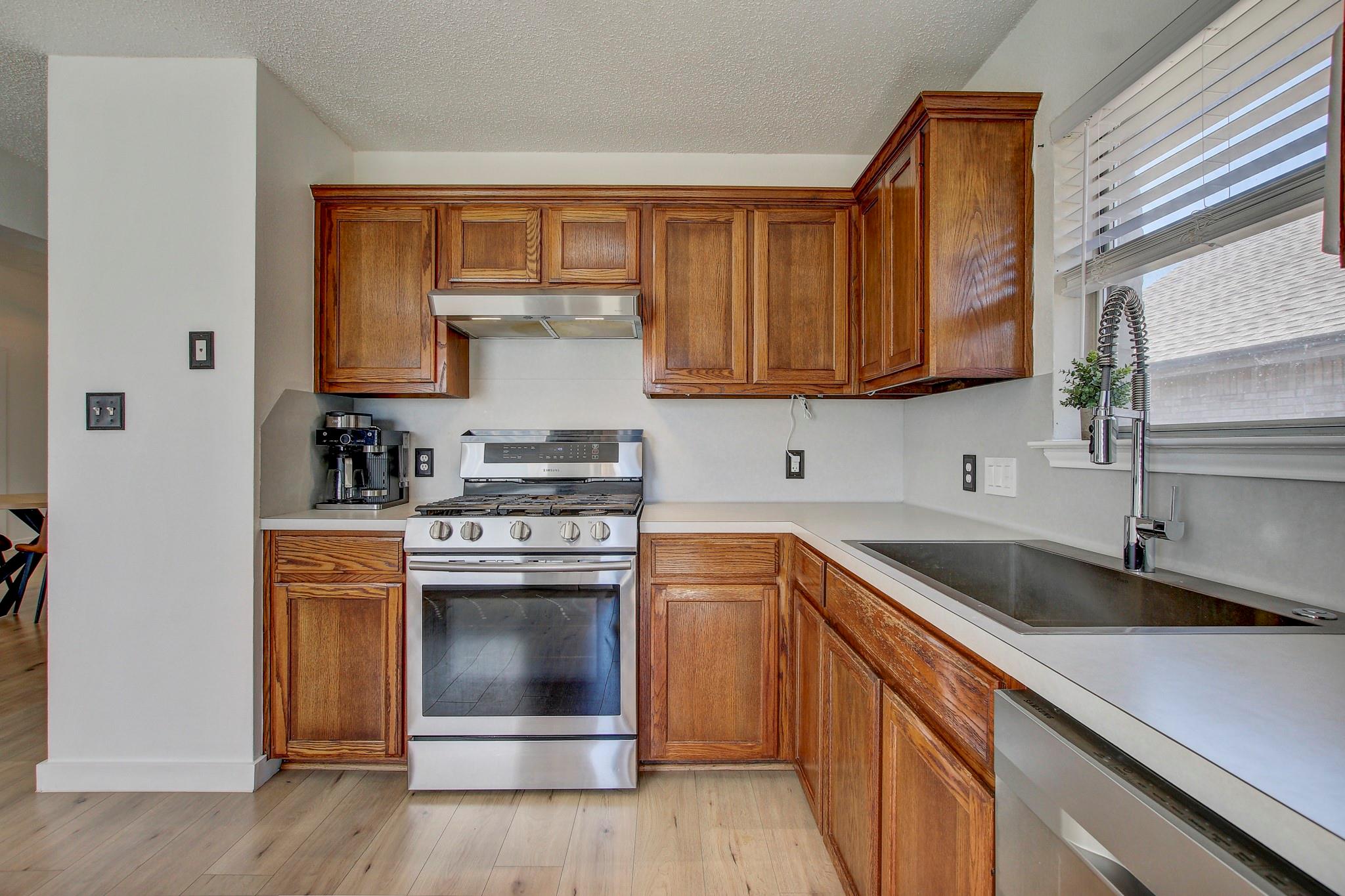 806 Ridge View Dr, Leander, TX 78641