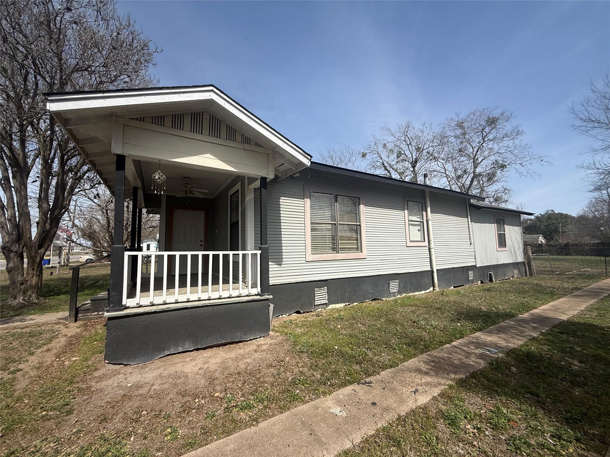 1120 Saint Paul St, Gonzales, TX 78629
