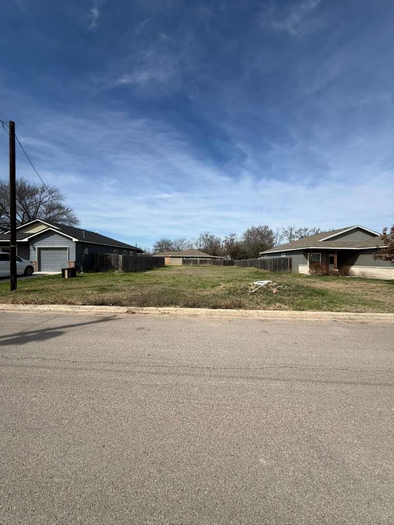 612 Briggs St, Lampasas, TX 76550