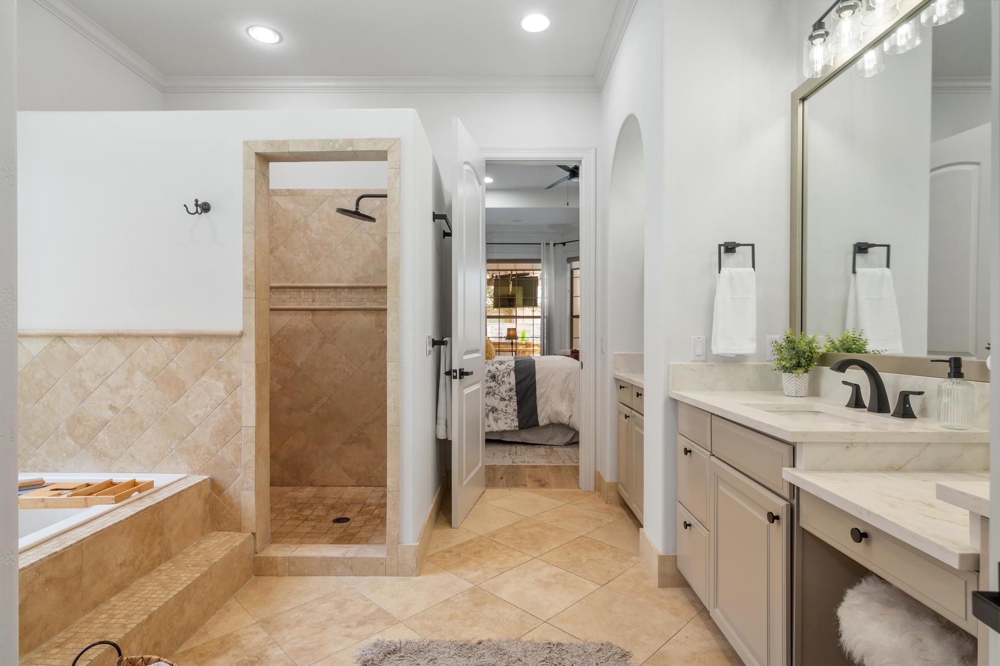 7 Sunview Rd, The Hills, TX 78738