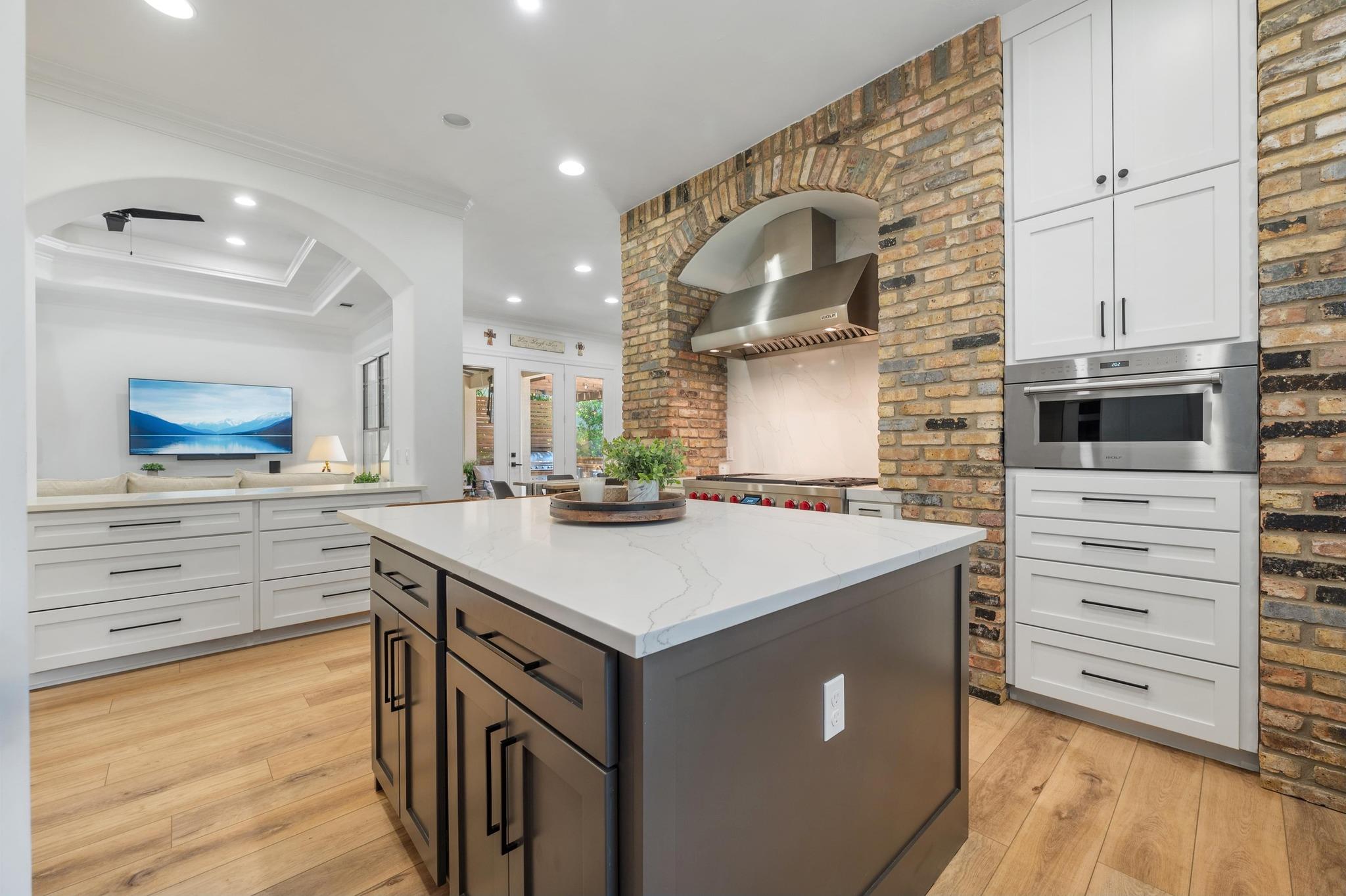 7 Sunview Rd, The Hills, TX 78738