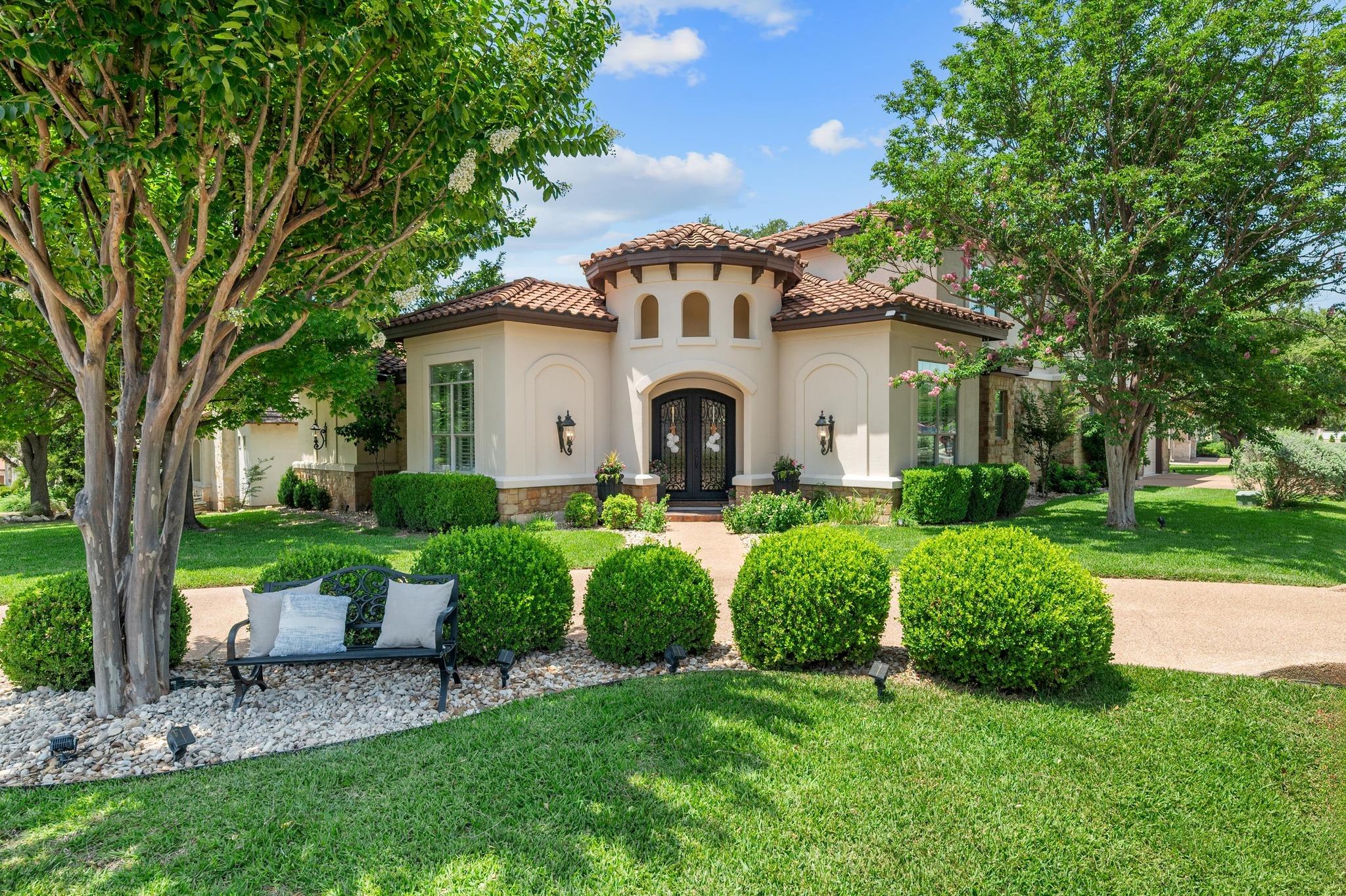 7 Sunview Rd, The Hills, TX 78738