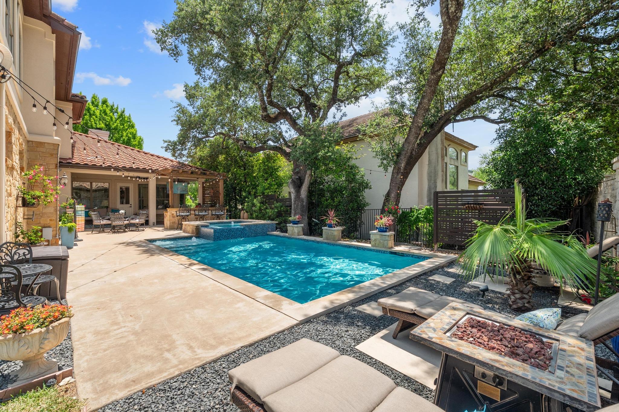 7 Sunview Rd, The Hills, TX 78738