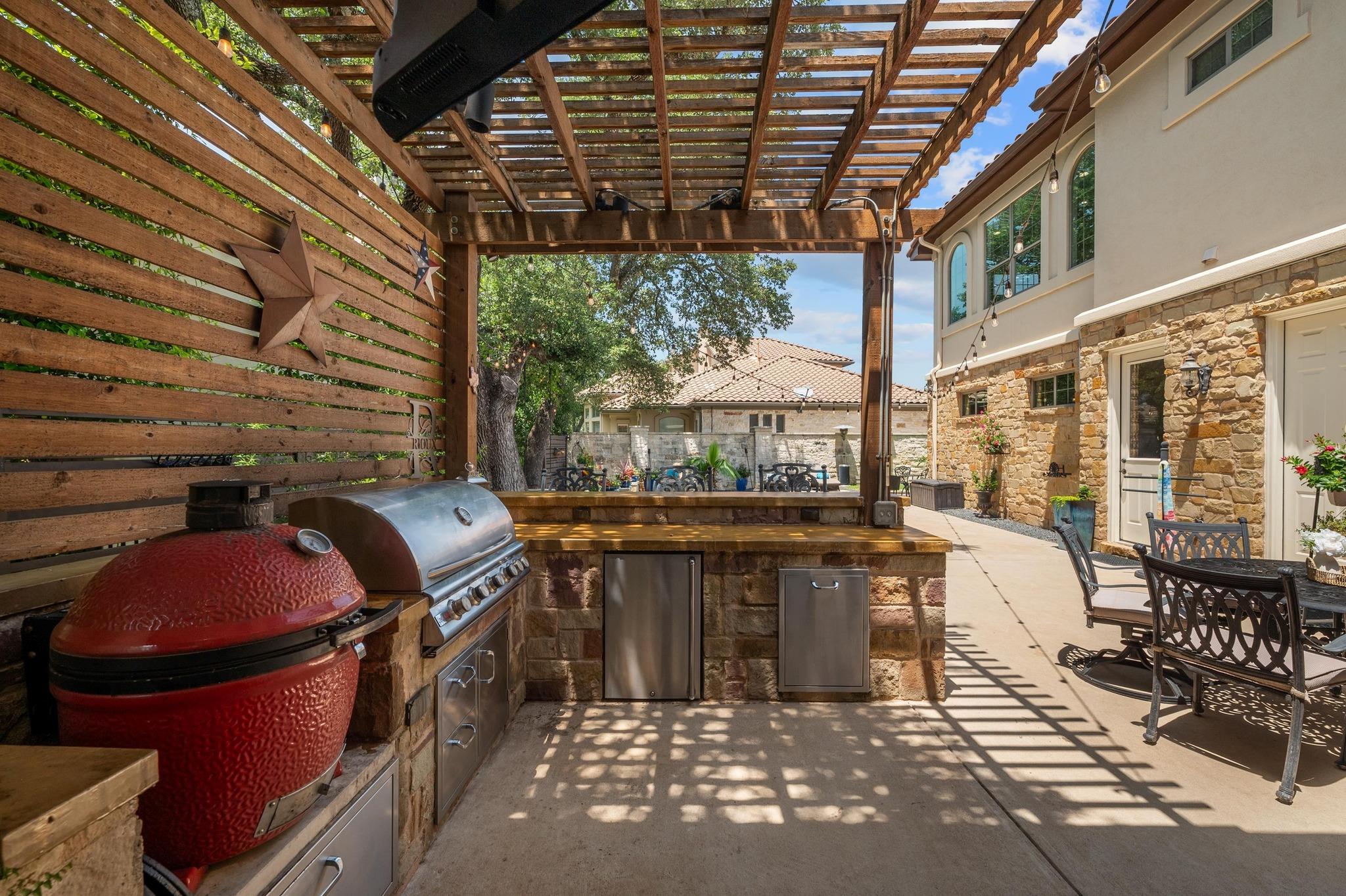 7 Sunview Rd, The Hills, TX 78738