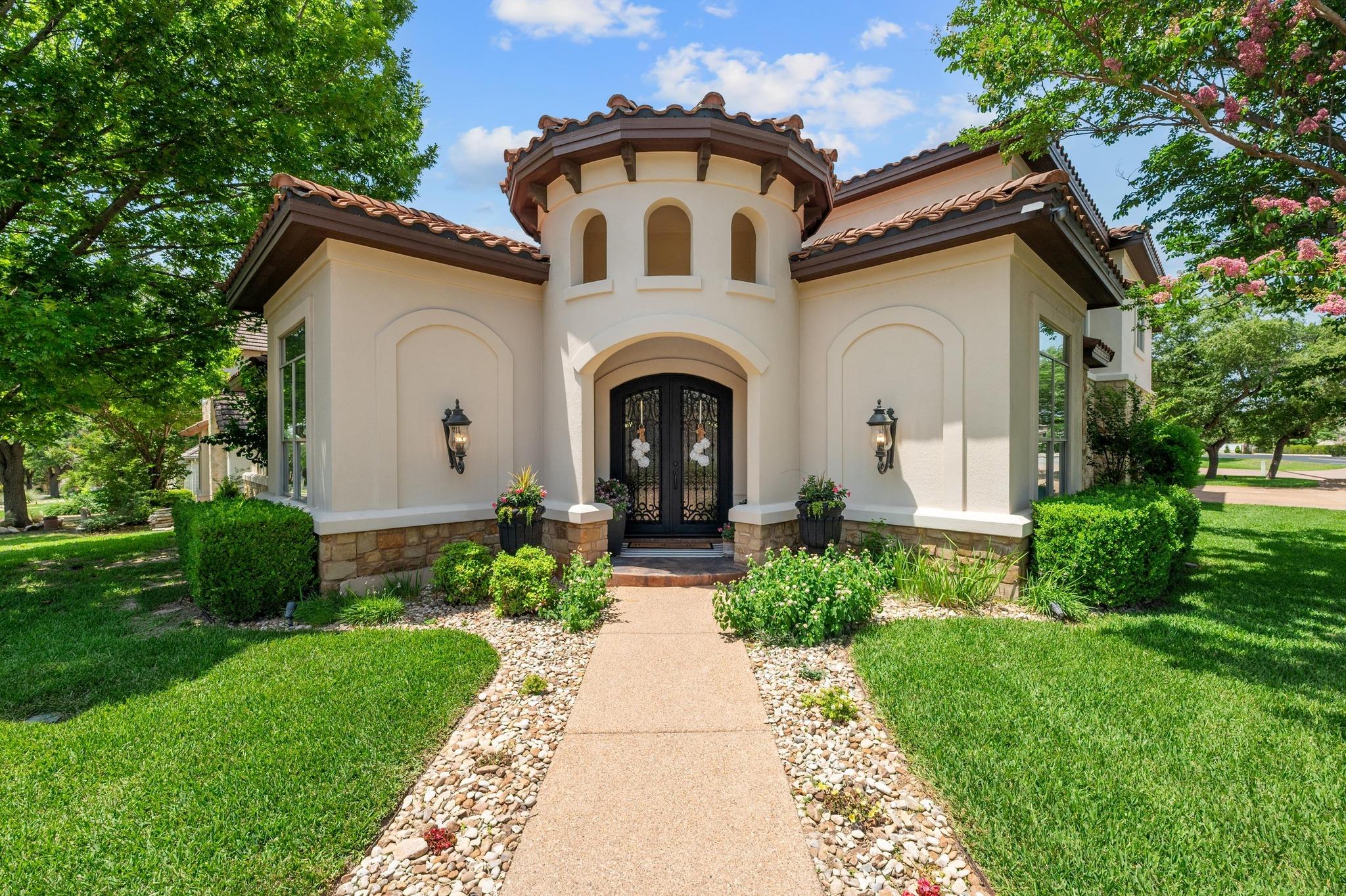7 Sunview Rd, The Hills, TX 78738