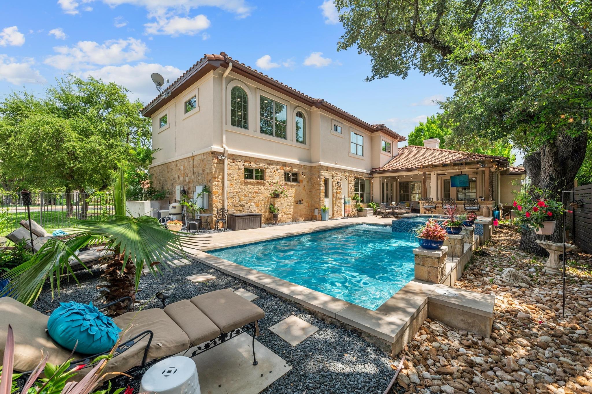 7 Sunview Rd, The Hills, TX 78738