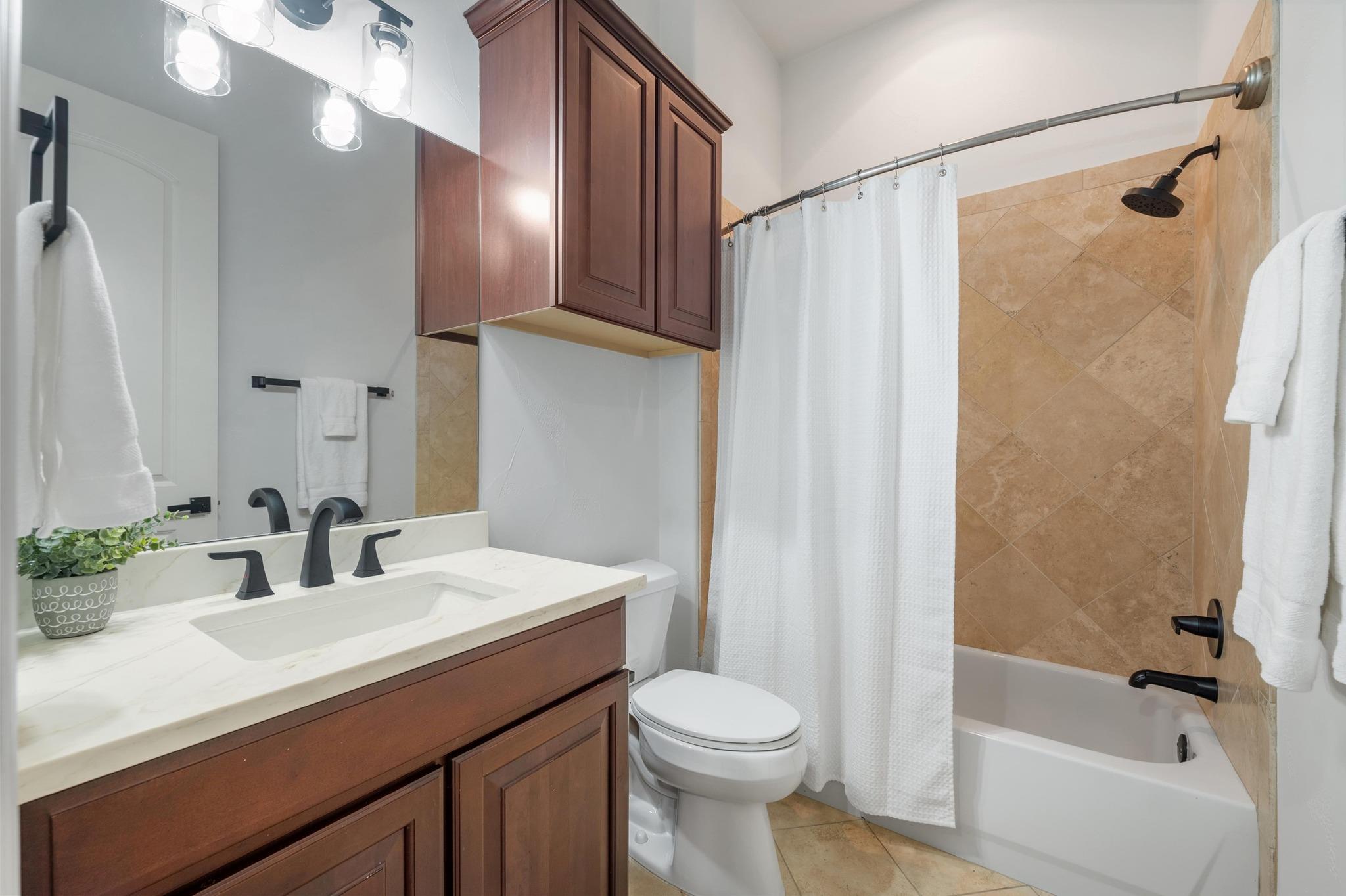 7 Sunview Rd, The Hills, TX 78738