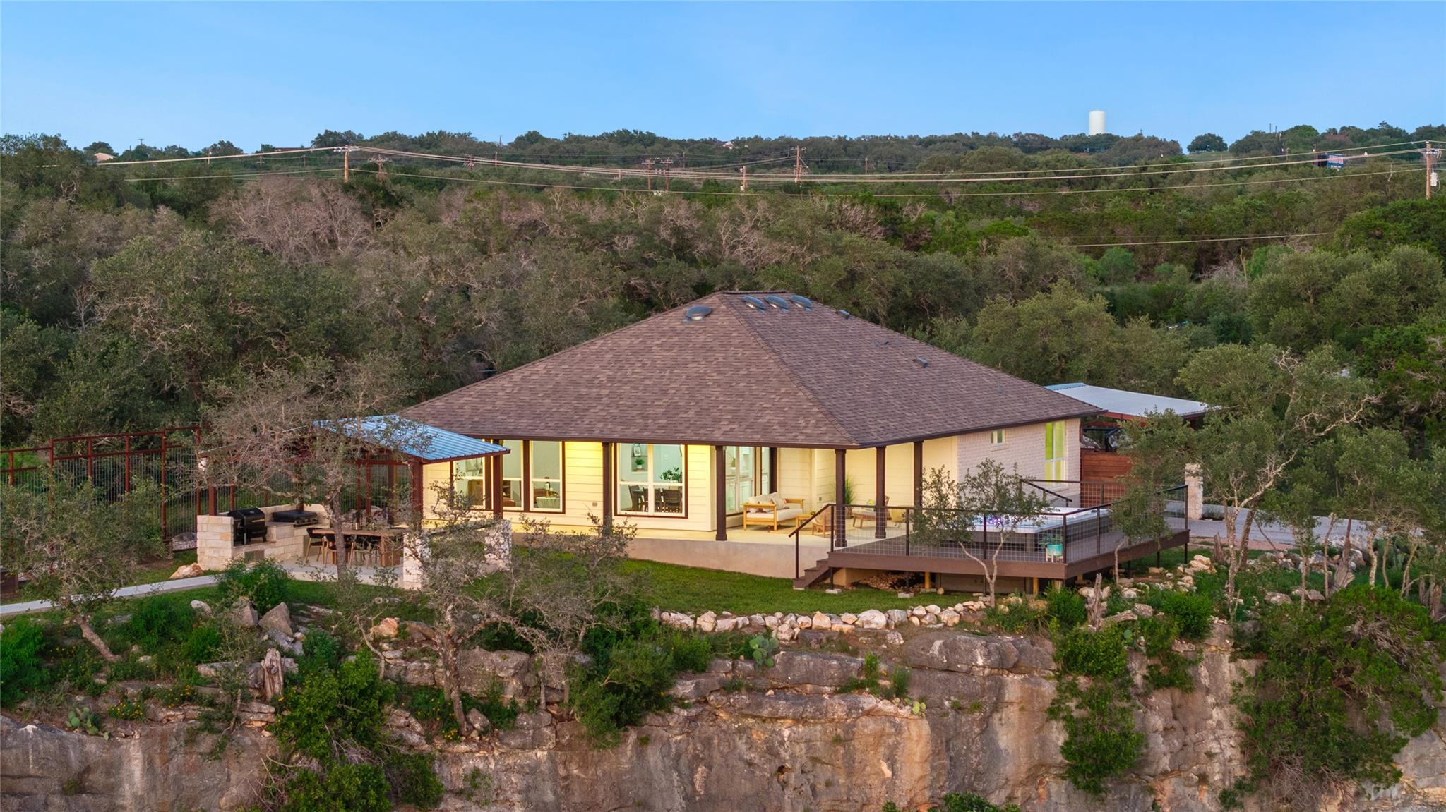 1104 Cliffview Dr, Spicewood, TX 78669