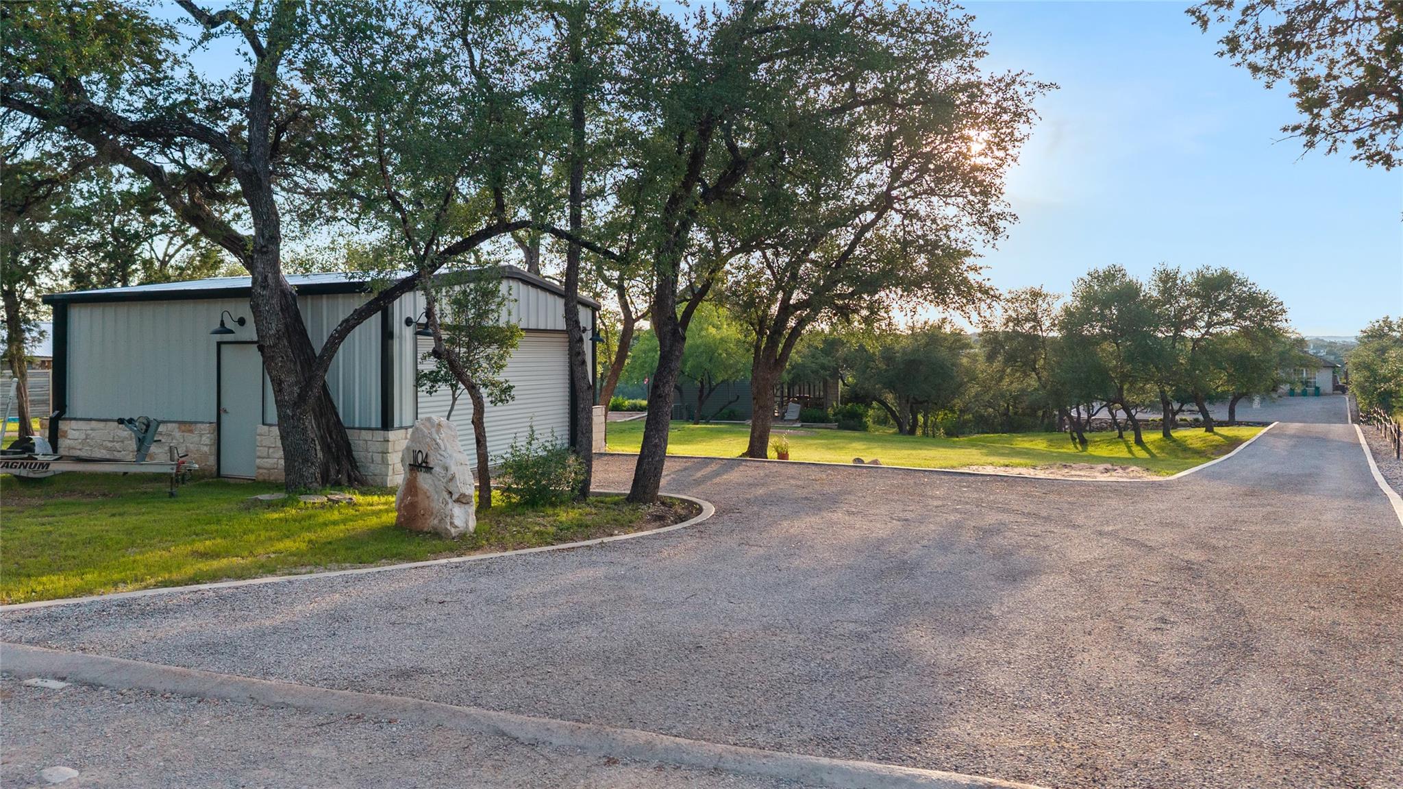 1104 Cliffview Dr, Spicewood, TX 78669