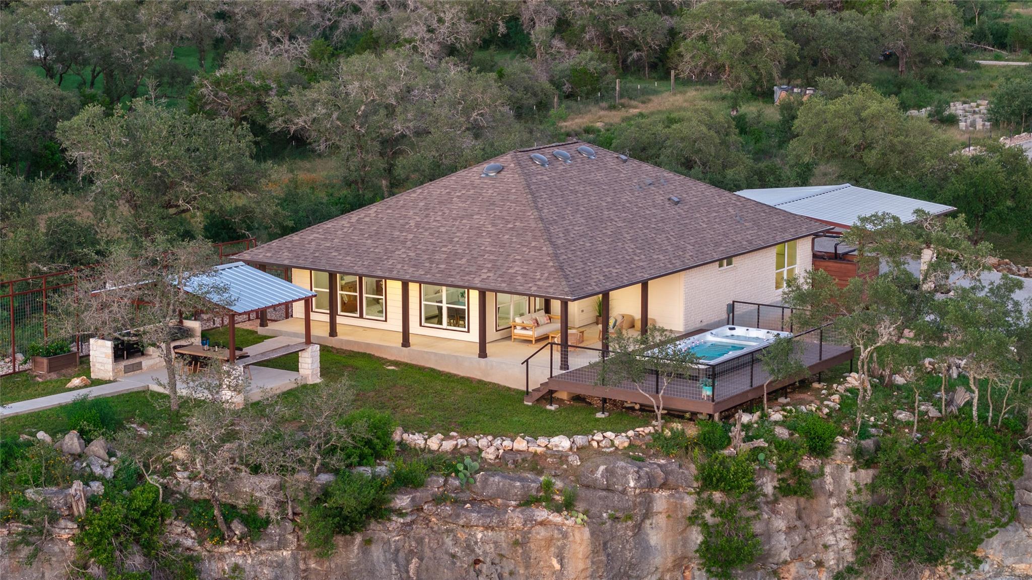 1104 Cliffview Dr, Spicewood, TX 78669