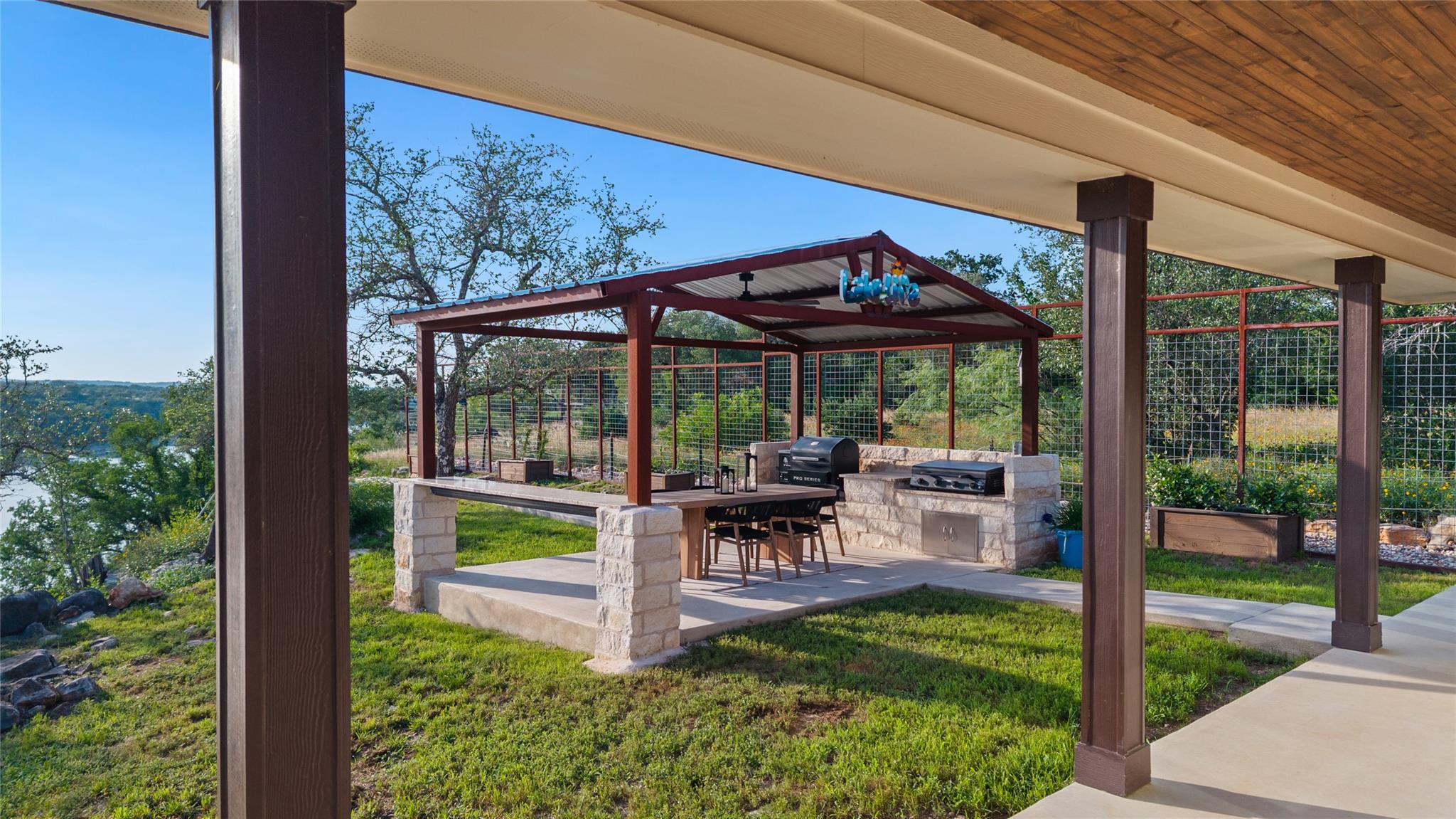 1104 Cliffview Dr, Spicewood, TX 78669