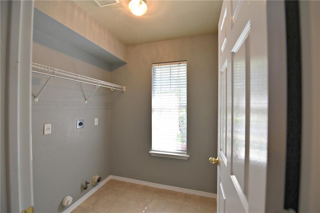 2813 Greenlee Dr, Leander, TX 78641