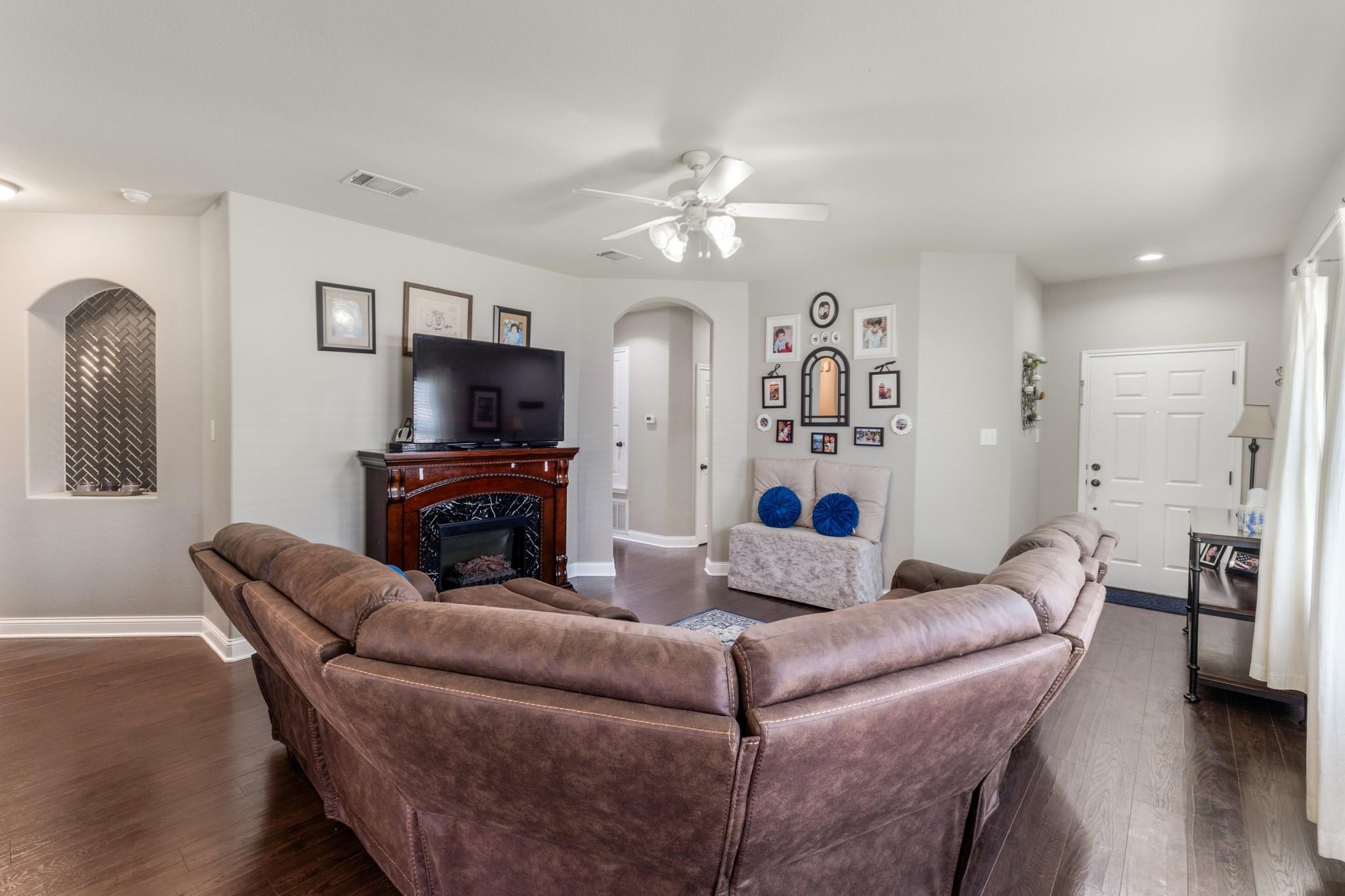 1015 Hondo Ln, Hutto, TX 78634