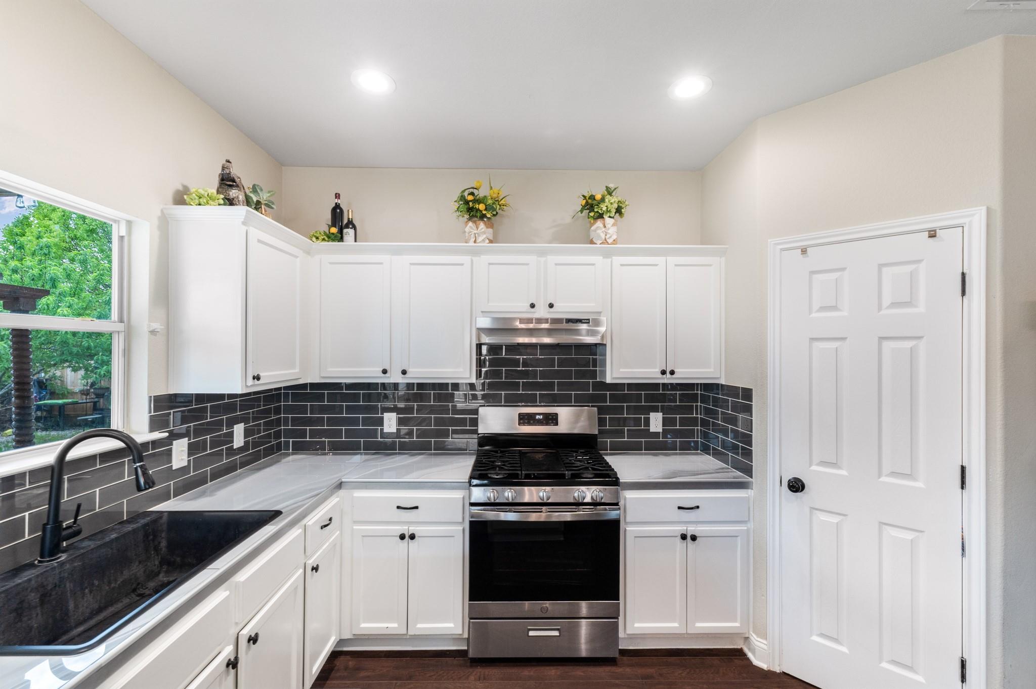 1015 Hondo Ln, Hutto, TX 78634