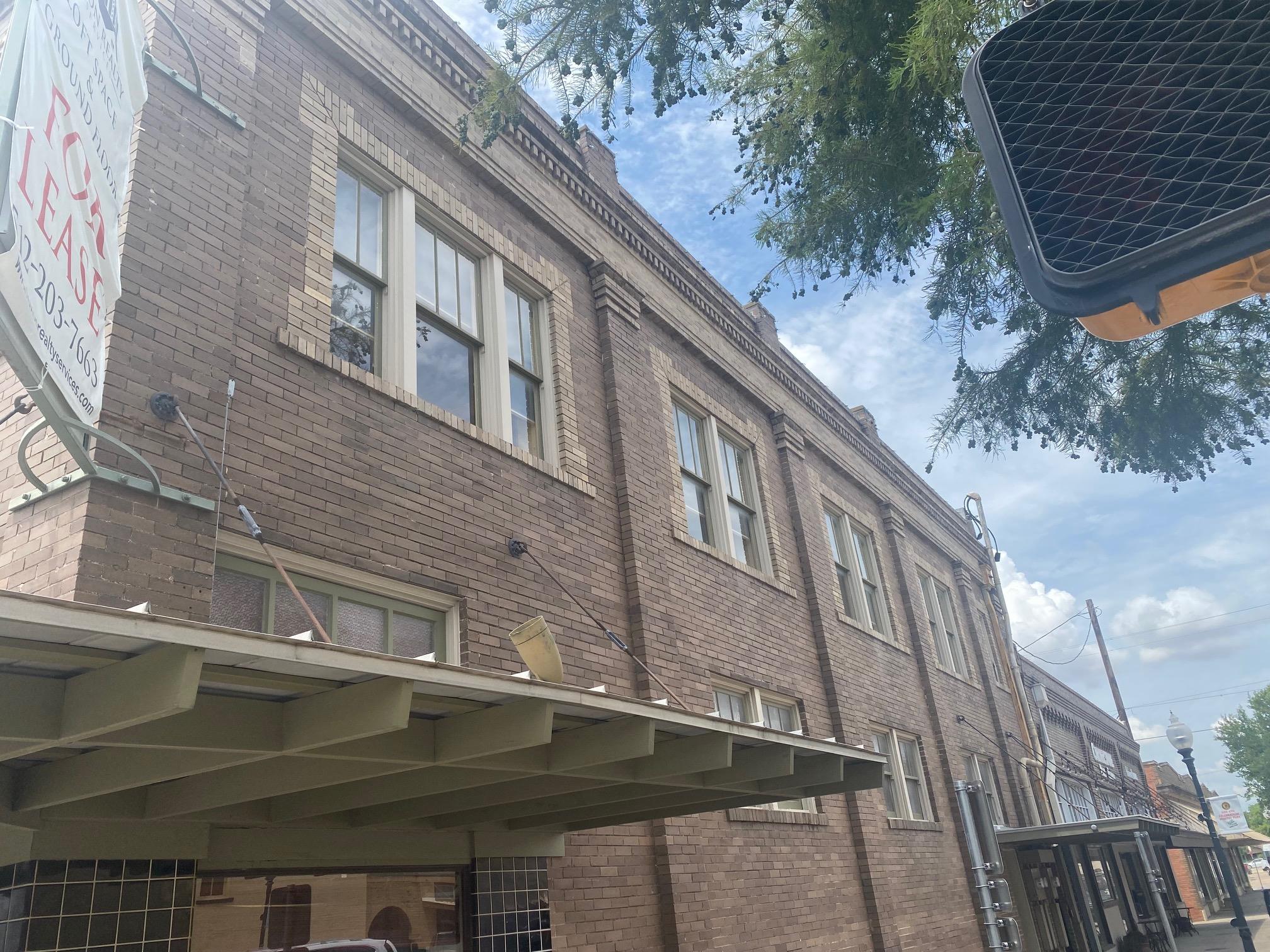 321 N Main St, Taylor, TX 76574