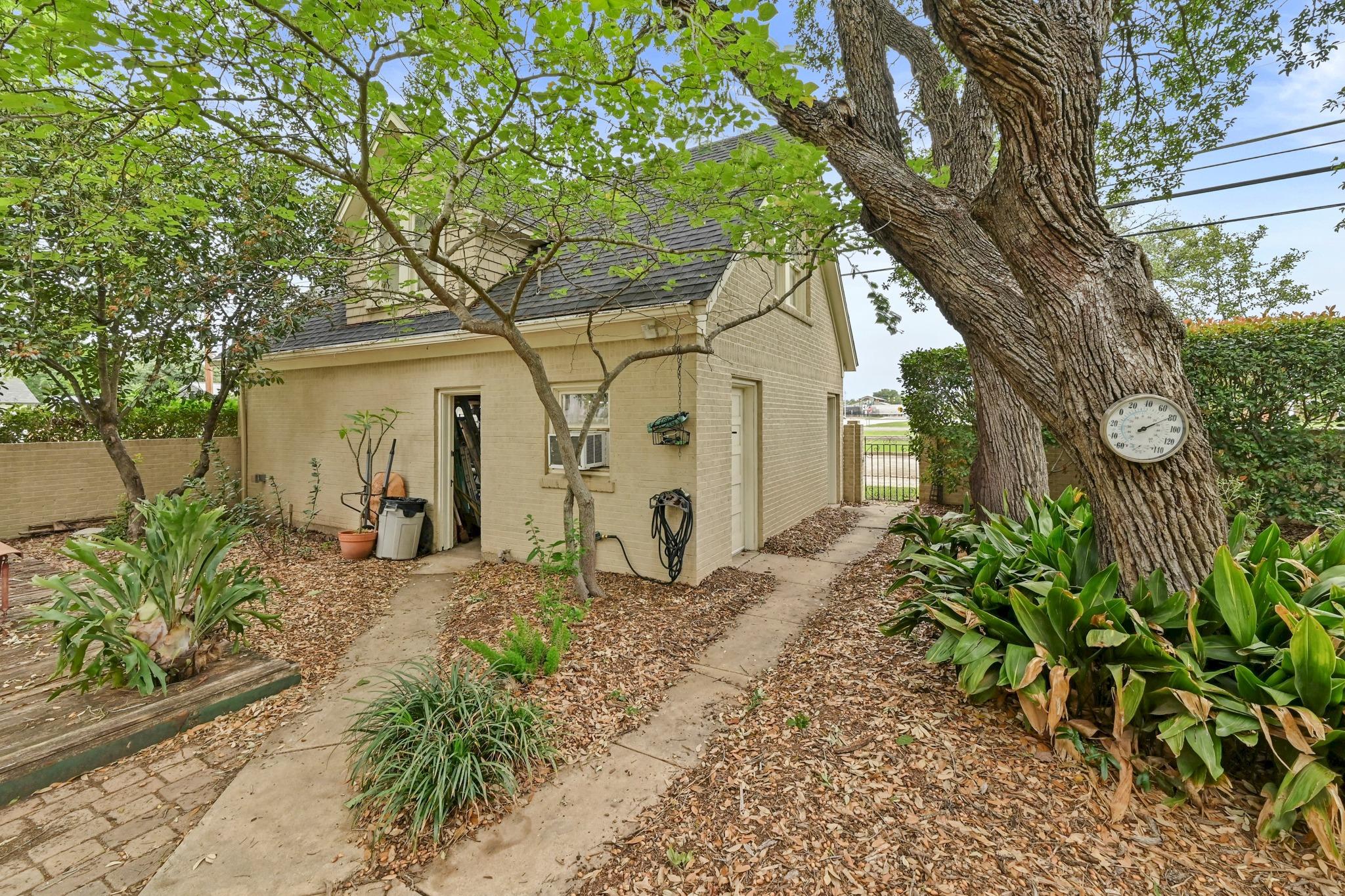 403 E Bowie St, Luling, TX 78648