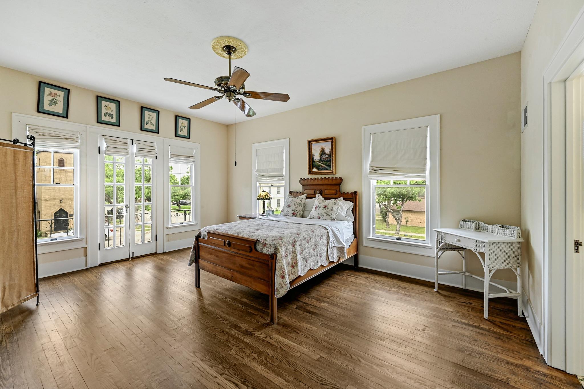 403 E Bowie St, Luling, TX 78648
