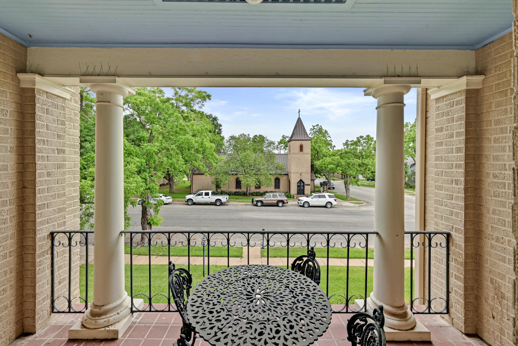 403 E Bowie St, Luling, TX 78648