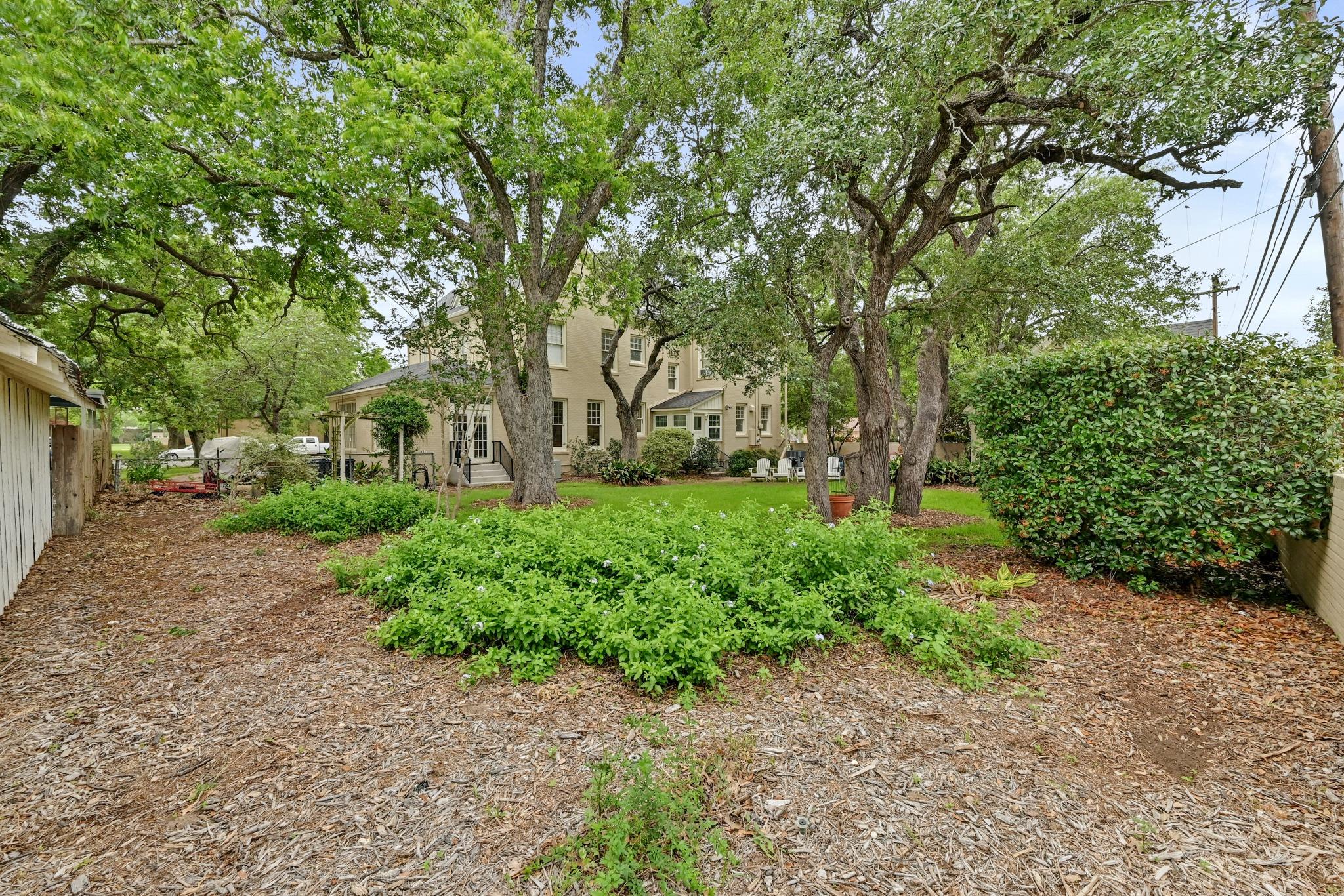 403 E Bowie St, Luling, TX 78648