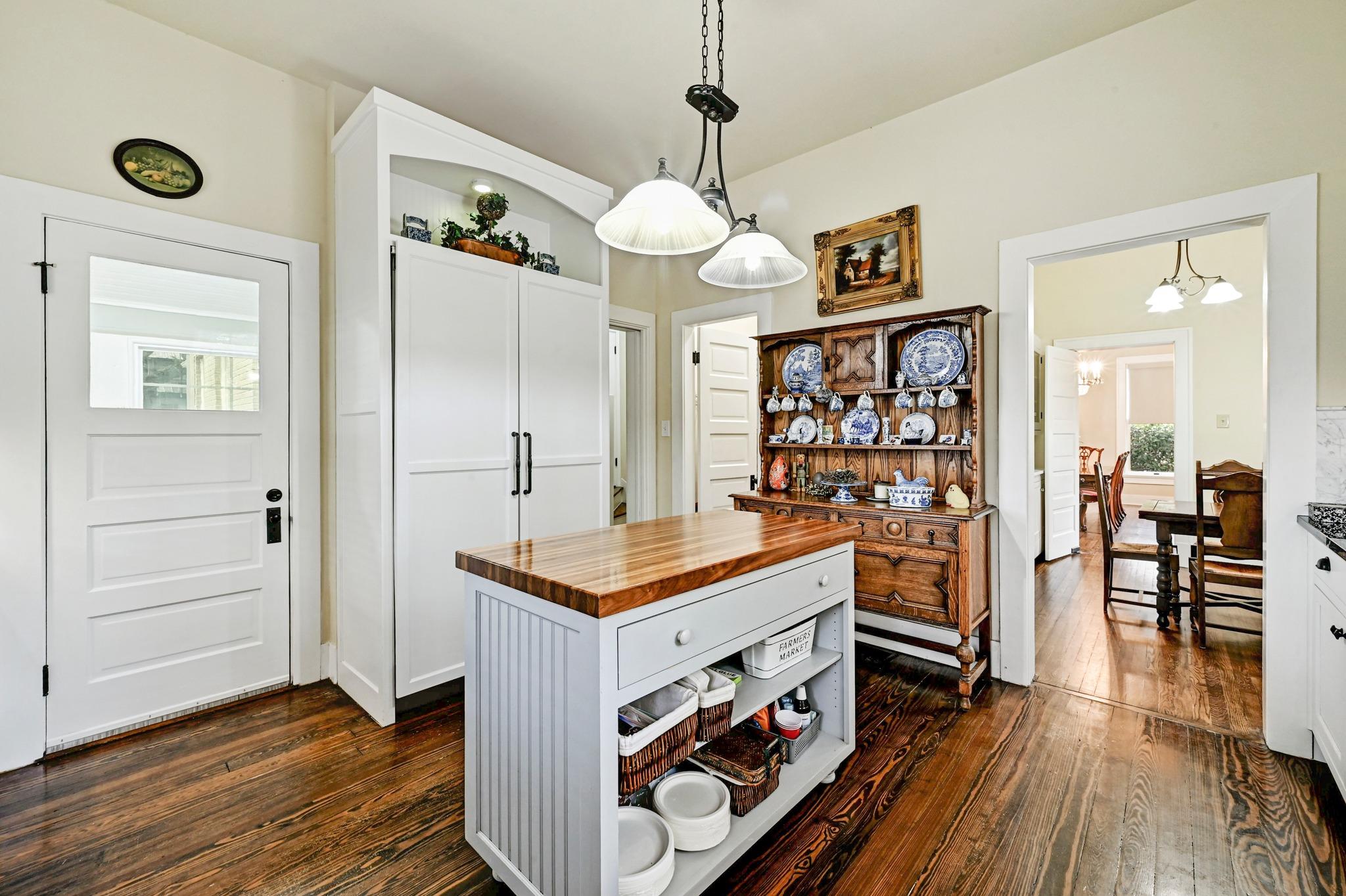 403 E Bowie St, Luling, TX 78648