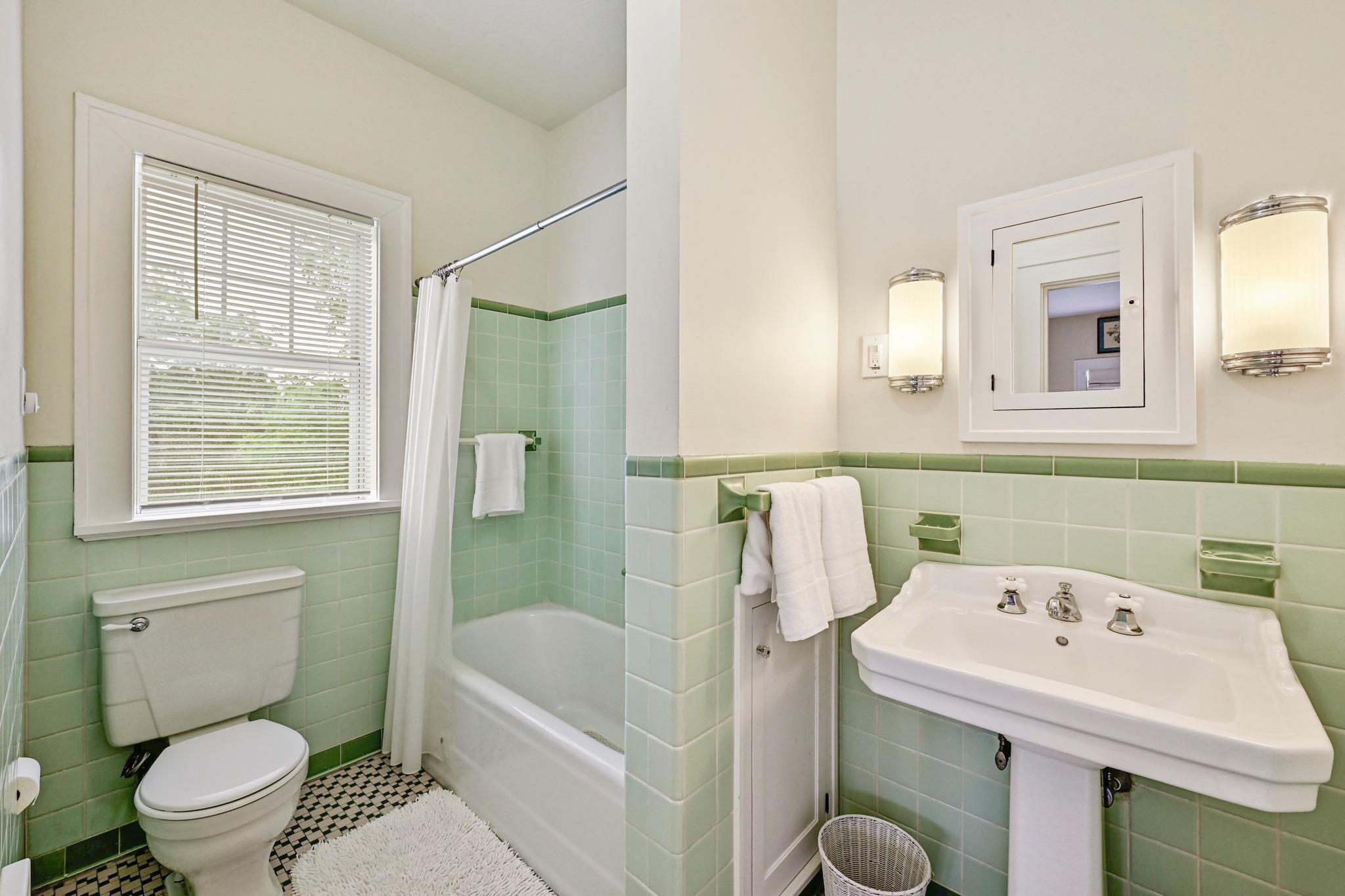 403 E Bowie St, Luling, TX 78648