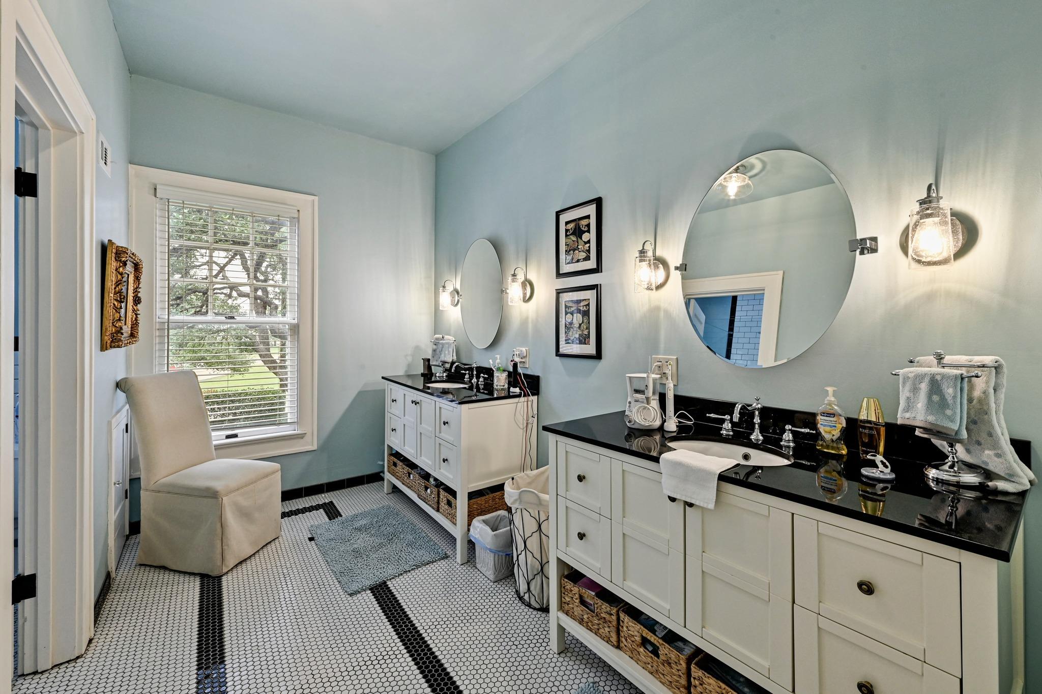 403 E Bowie St, Luling, TX 78648