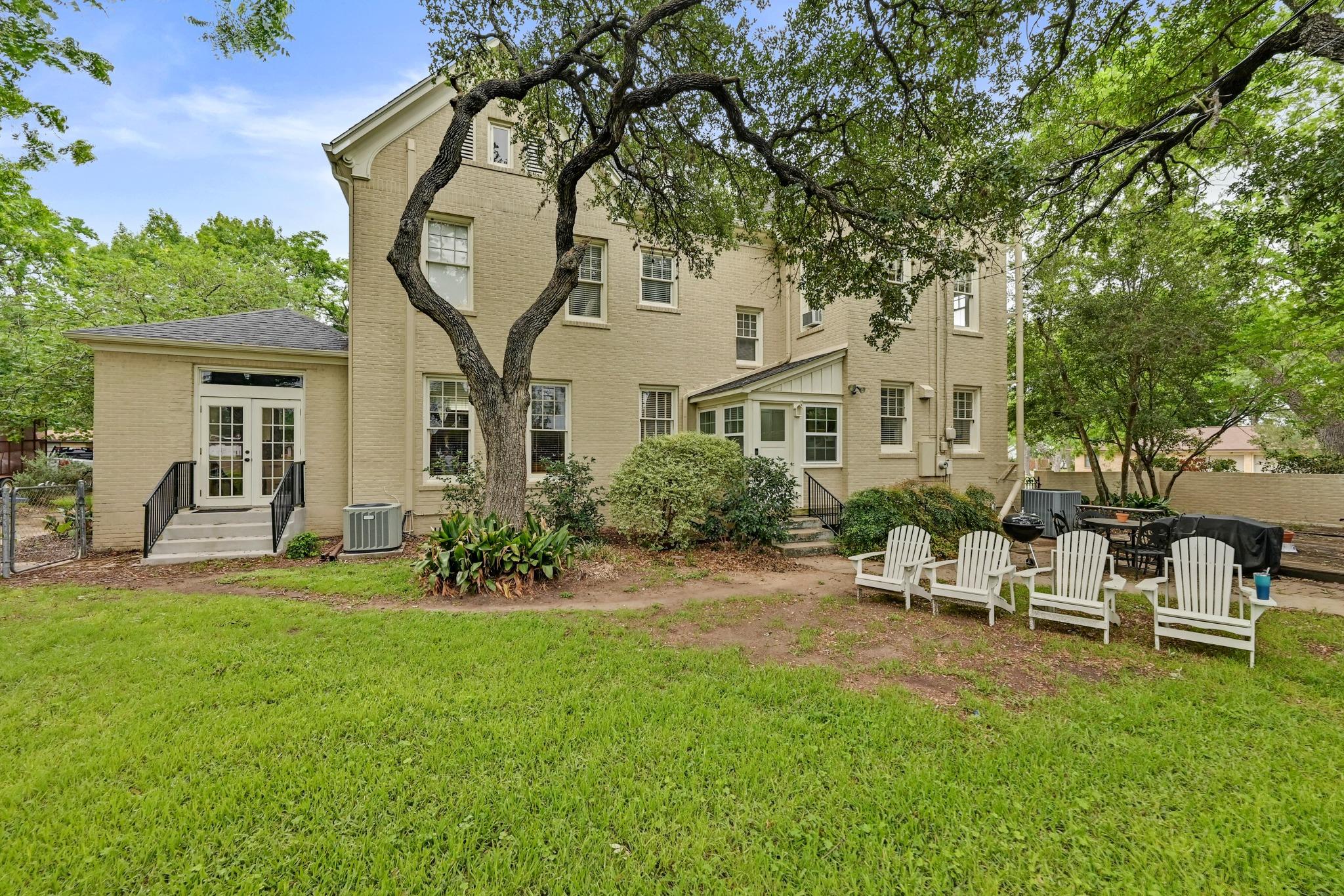 403 E Bowie St, Luling, TX 78648