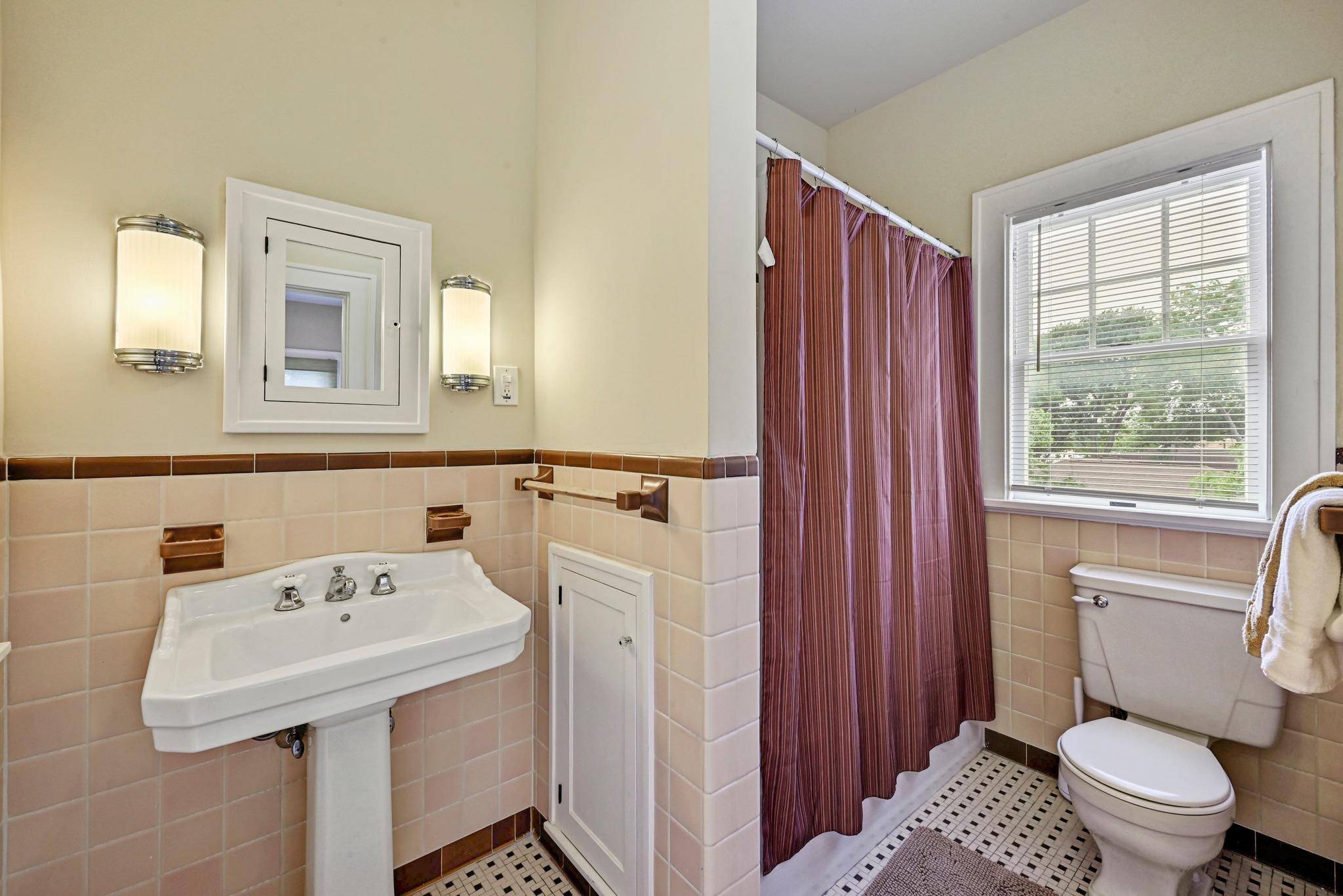 403 E Bowie St, Luling, TX 78648