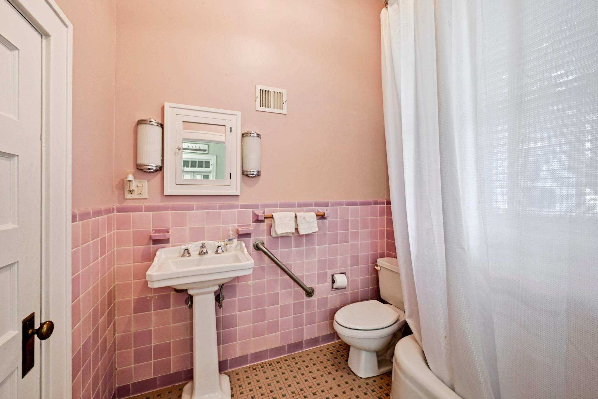 403 E Bowie St, Luling, TX 78648