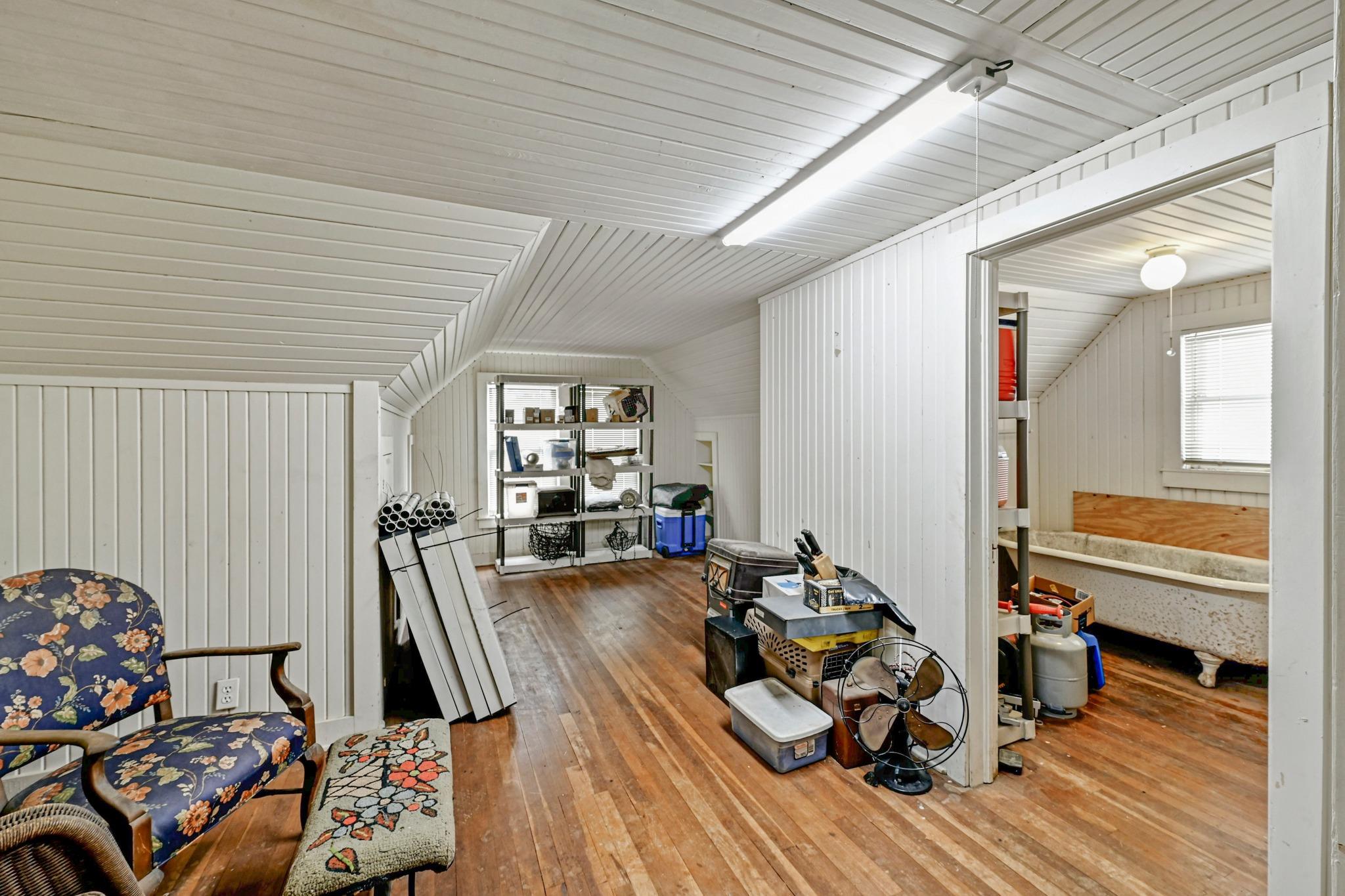 403 E Bowie St, Luling, TX 78648