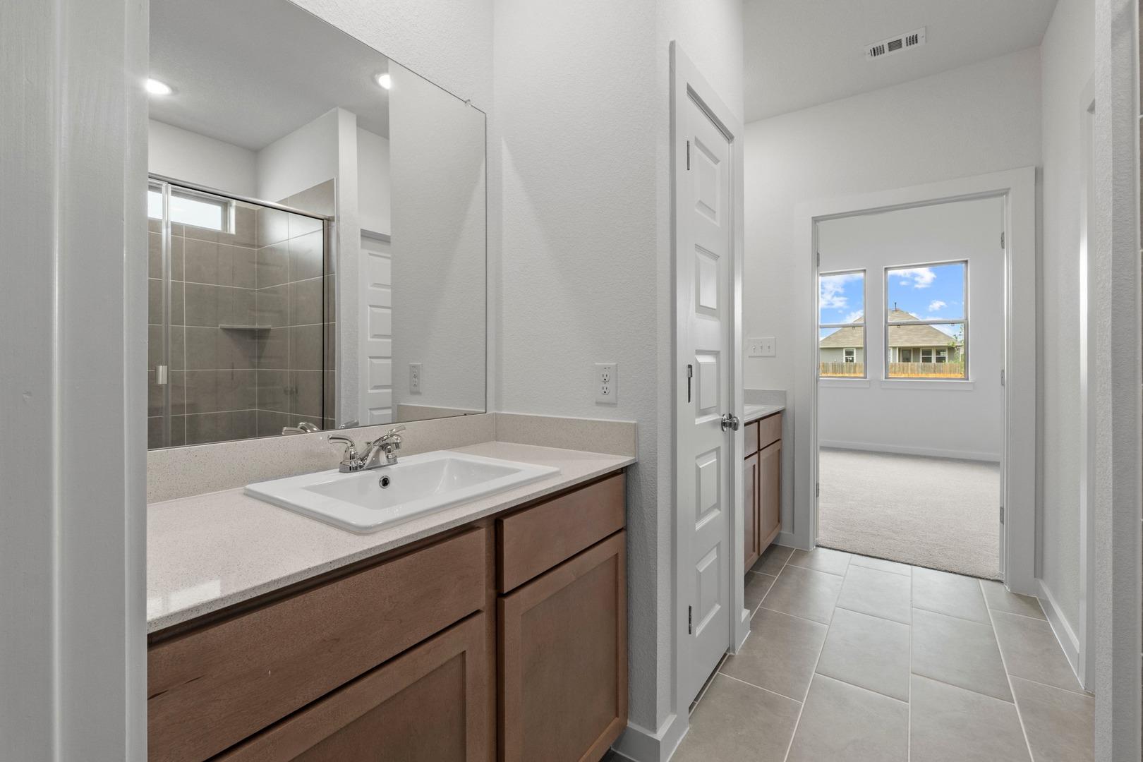1104 Universal Dr, Hutto, TX 78634
