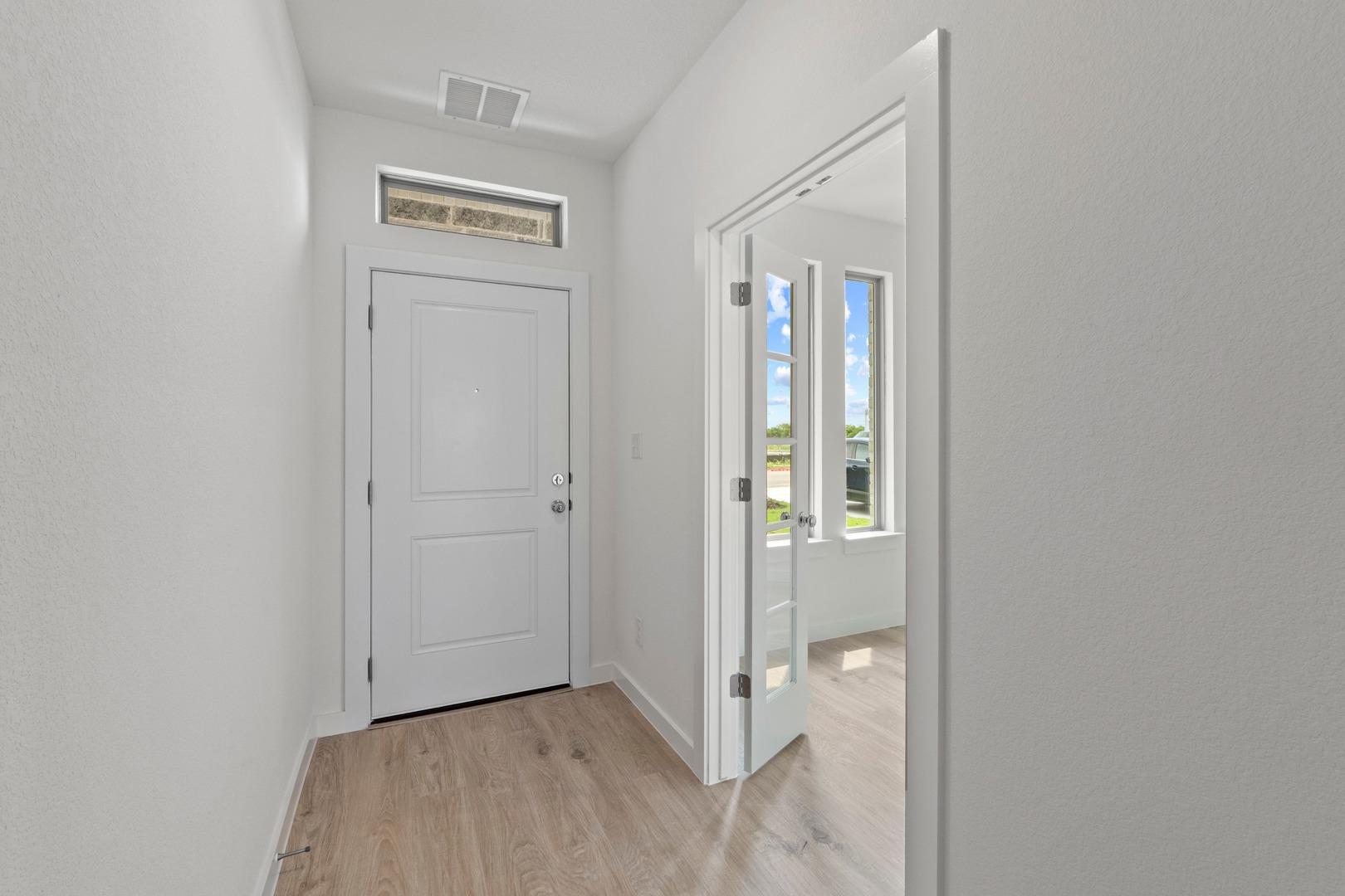 1104 Universal Dr, Hutto, TX 78634